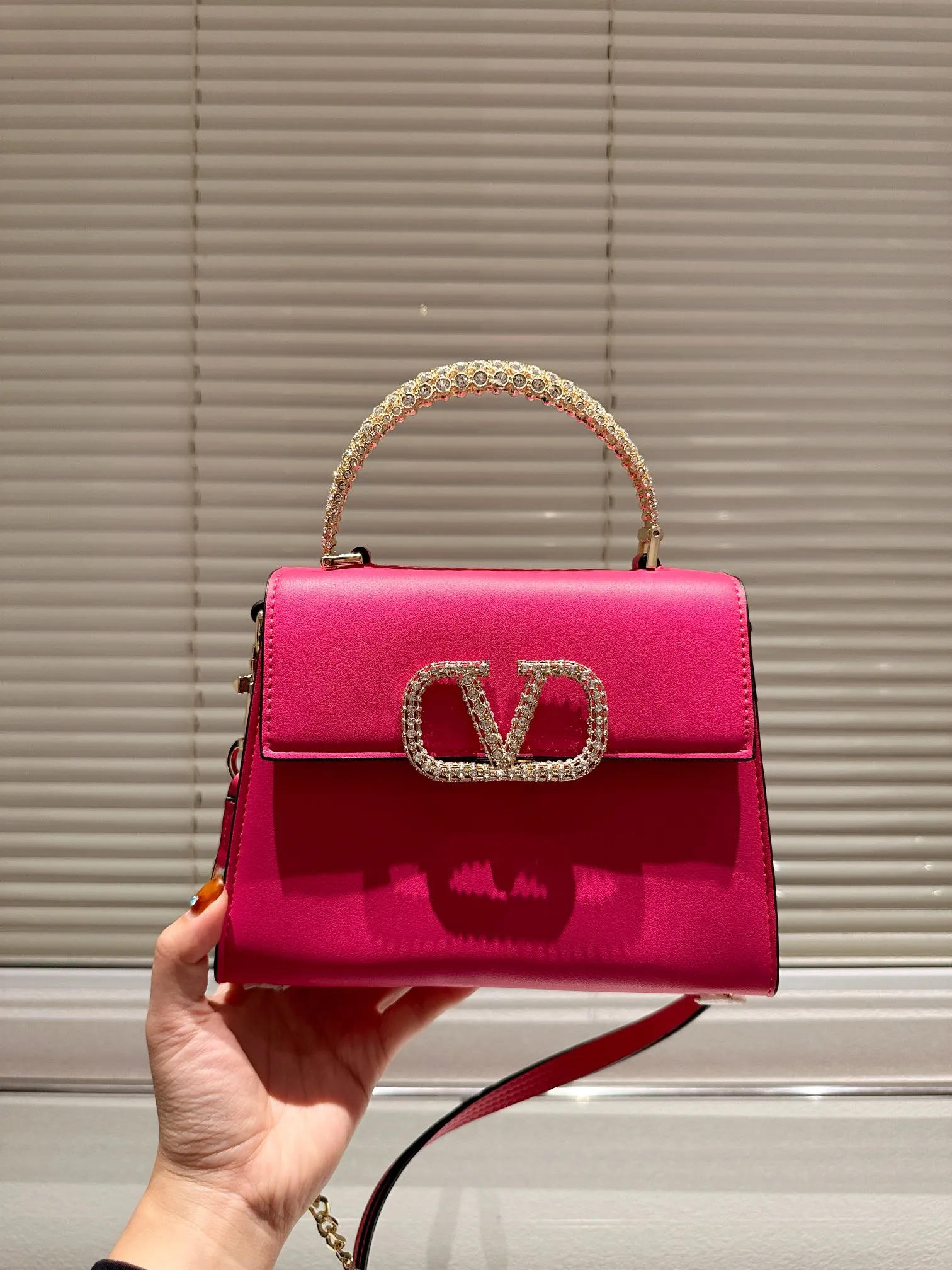 P360 Comes with box⚠️Size 21.16 Valentino VSLING handbag Unlocks fashion charm Can be salty or sweet The most beautiful girl on the street
