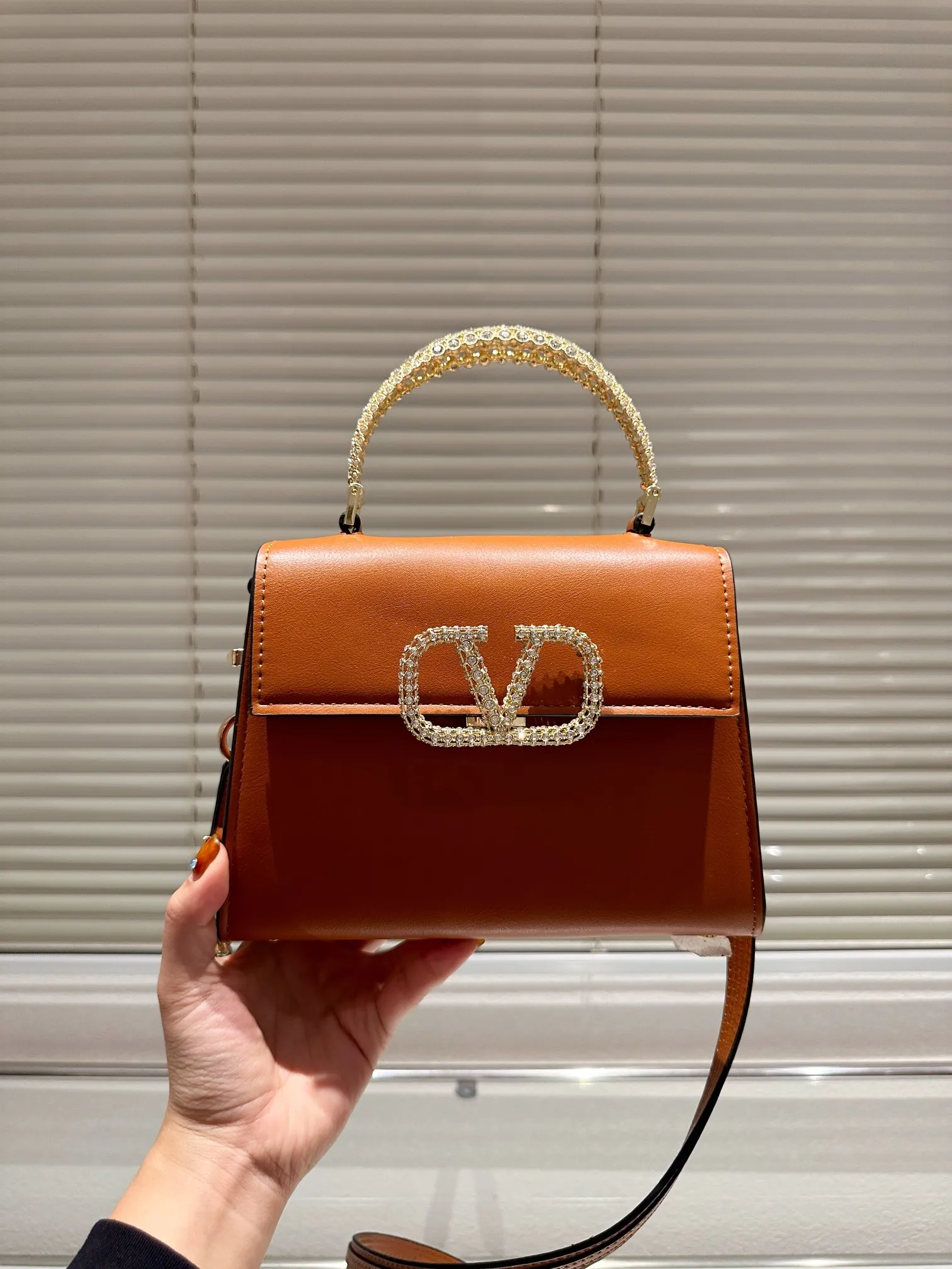 P360 Comes with box⚠️Size 21.16 Valentino VSLING handbag Unlocks fashion charm Can be salty or sweet The most beautiful girl on the street