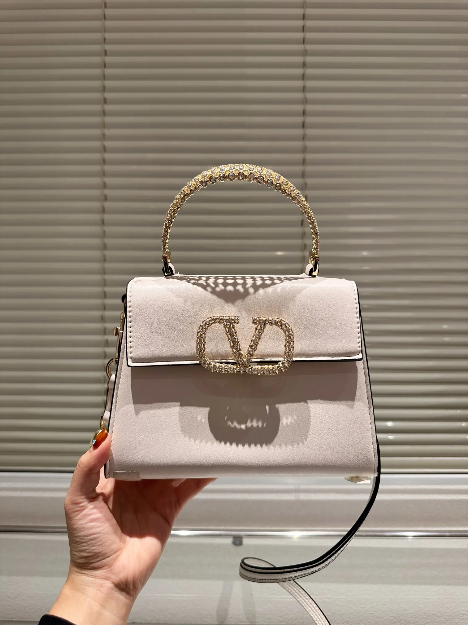 P360 Comes with box⚠️Size 21.16 Valentino VSLING handbag Unlocks fashion charm Can be salty or sweet The most beautiful girl on the street