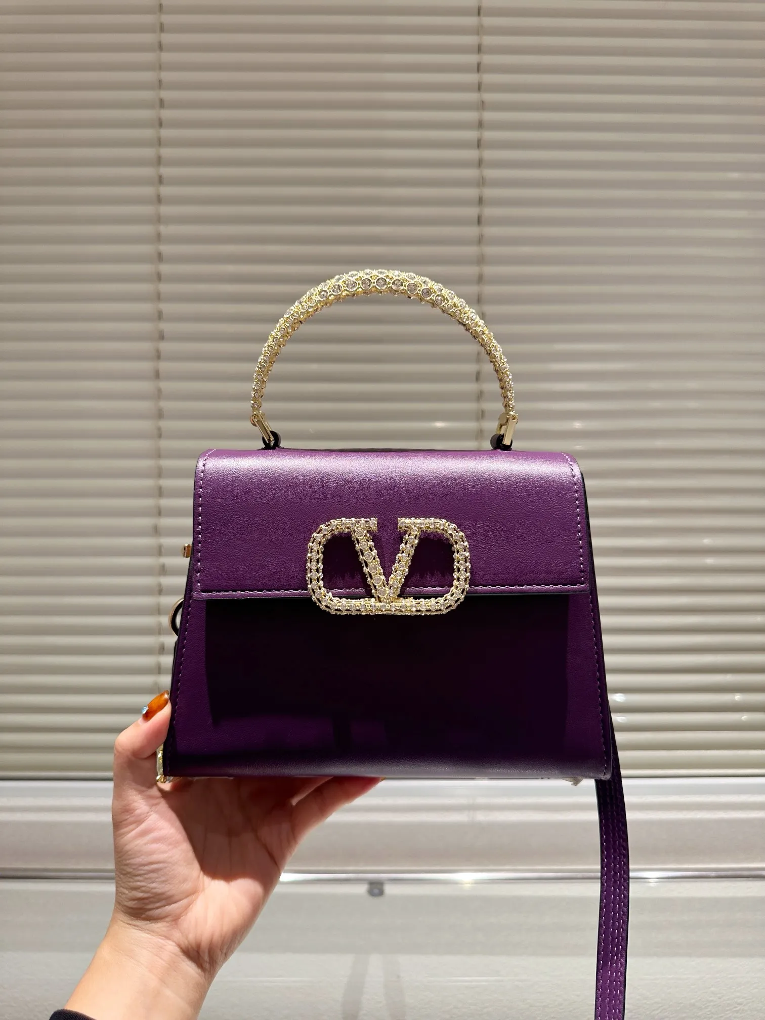 P360 Comes with box⚠️Size 21.16 Valentino VSLING handbag Unlocks fashion charm Can be salty or sweet The most beautiful girl on the street