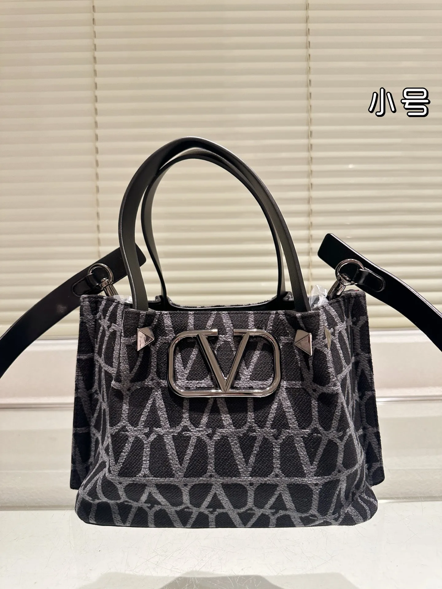 P380⚠️Size 25.16 Valentino handbag can be worn cross-body. It has a retro feel. It is high-end yet elegant. It has a great sense of atmosphere. It can be worn for commuting, leisure and dating.