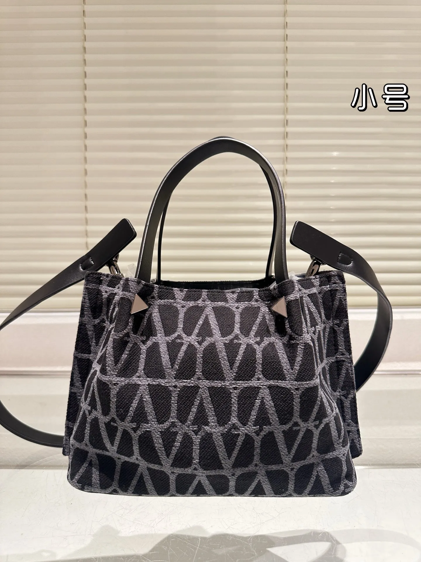 P380⚠️Size 25.16 Valentino handbag can be worn cross-body. It has a retro feel. It is high-end yet elegant. It has a great sense of atmosphere. It can be worn for commuting, leisure and dating.