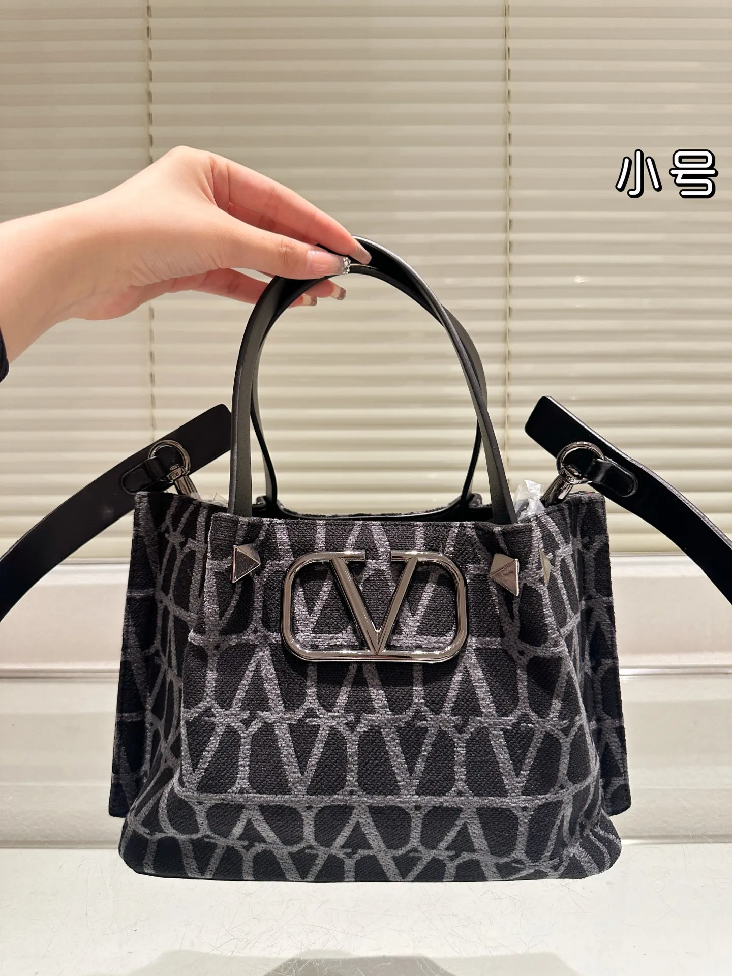 P380⚠️Size 25.16 Valentino handbag can be worn cross-body. It has a retro feel. It is high-end yet elegant. It has a great sense of atmosphere. It can be worn for commuting, leisure and dating.