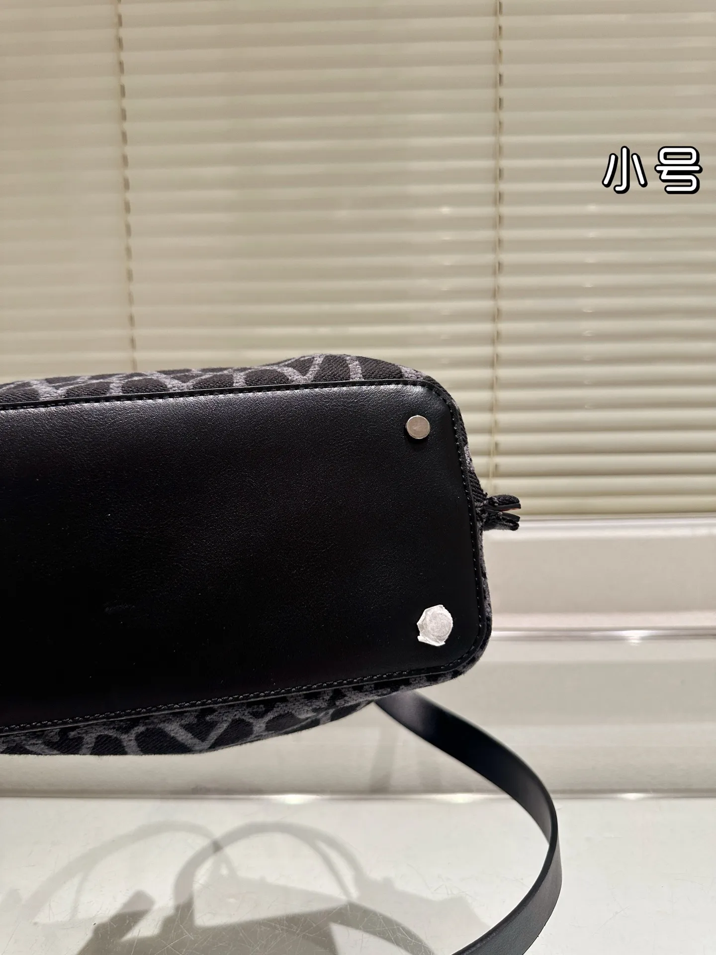 P380⚠️Size 25.16 Valentino handbag can be worn cross-body. It has a retro feel. It is high-end yet elegant. It has a great sense of atmosphere. It can be worn for commuting, leisure and dating.