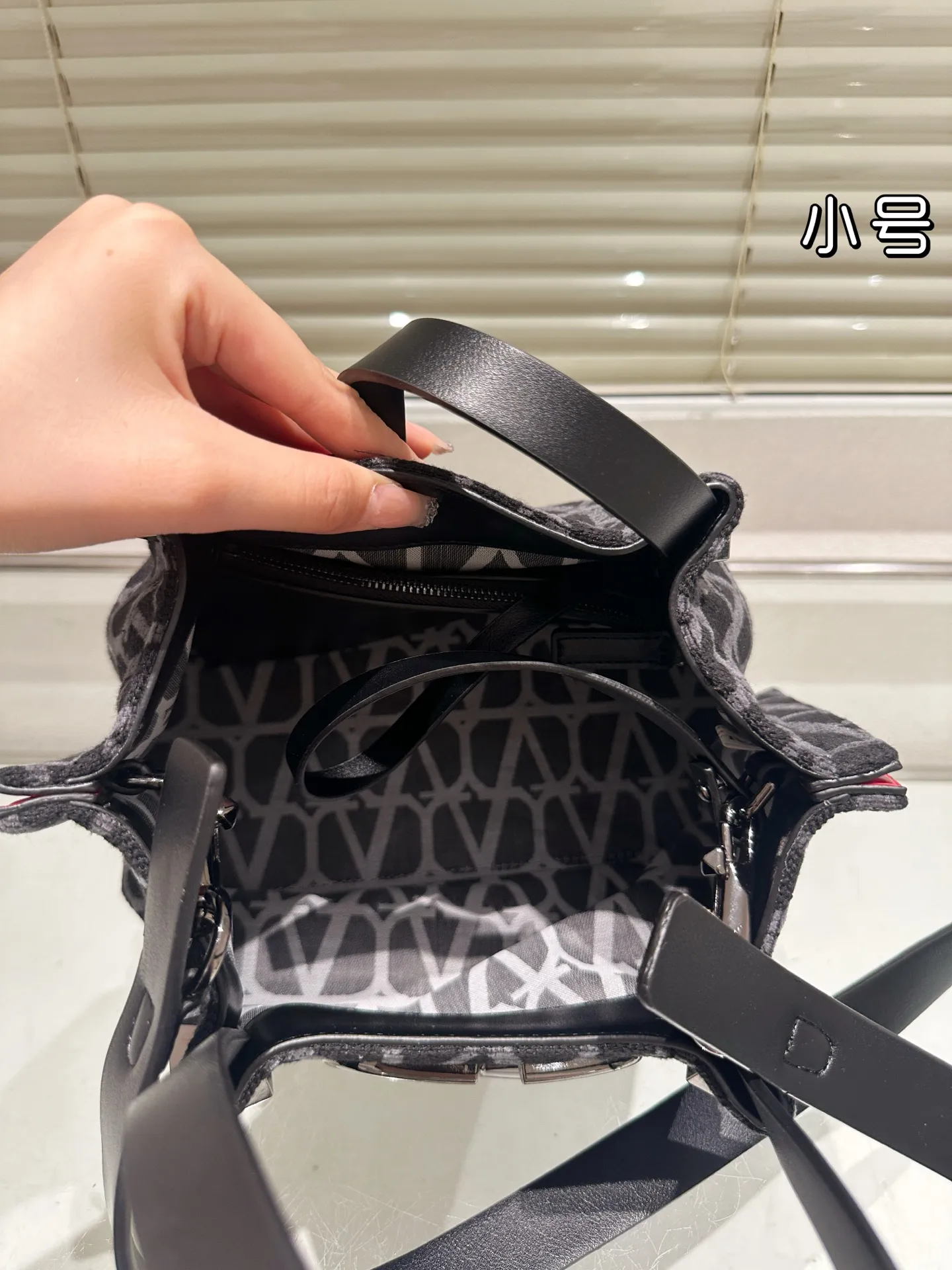 P380⚠️Size 25.16 Valentino handbag can be worn cross-body. It has a retro feel. It is high-end yet elegant. It has a great sense of atmosphere. It can be worn for commuting, leisure and dating.