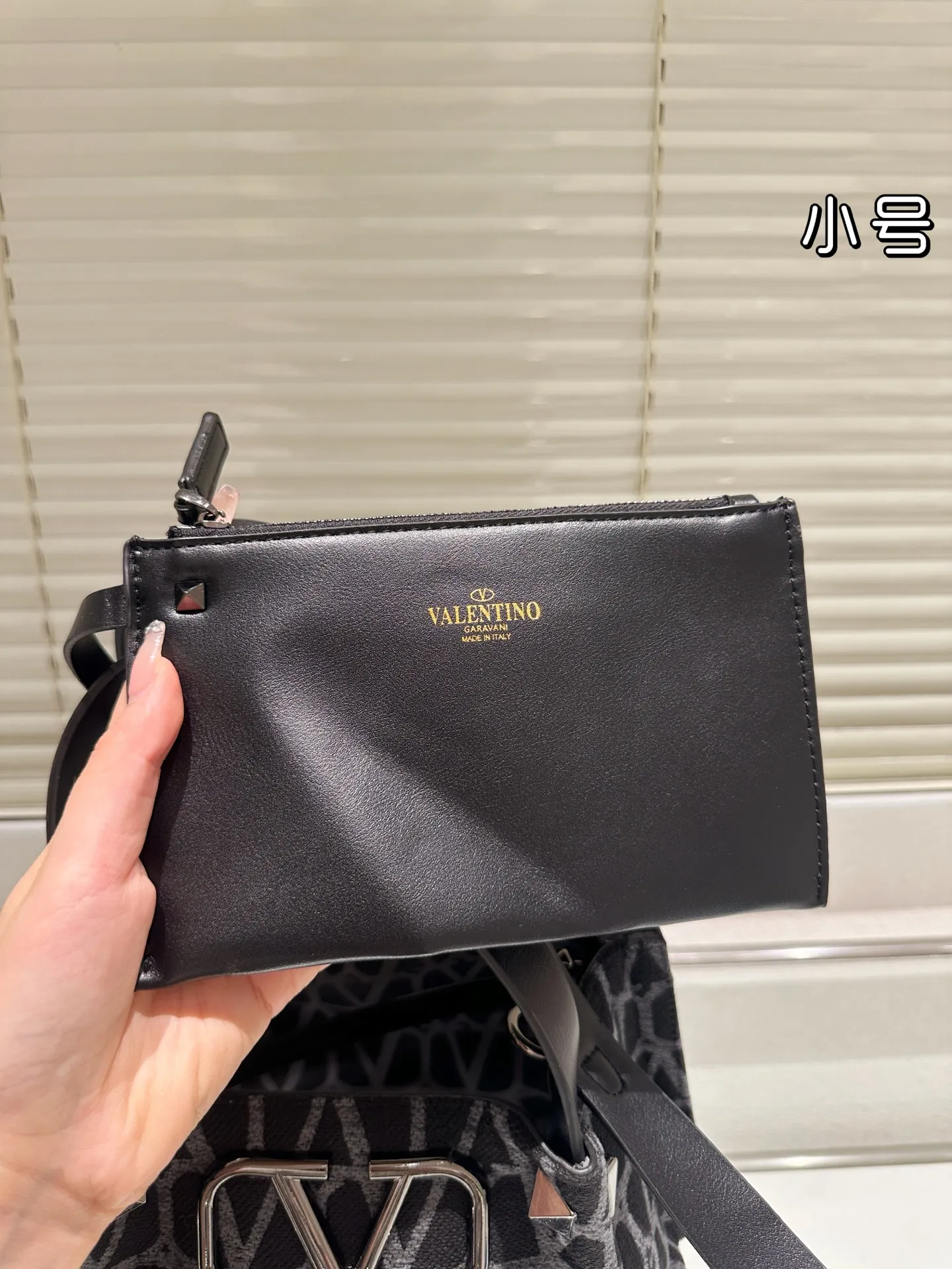 P380⚠️Size 25.16 Valentino handbag can be worn cross-body. It has a retro feel. It is high-end yet elegant. It has a great sense of atmosphere. It can be worn for commuting, leisure and dating.