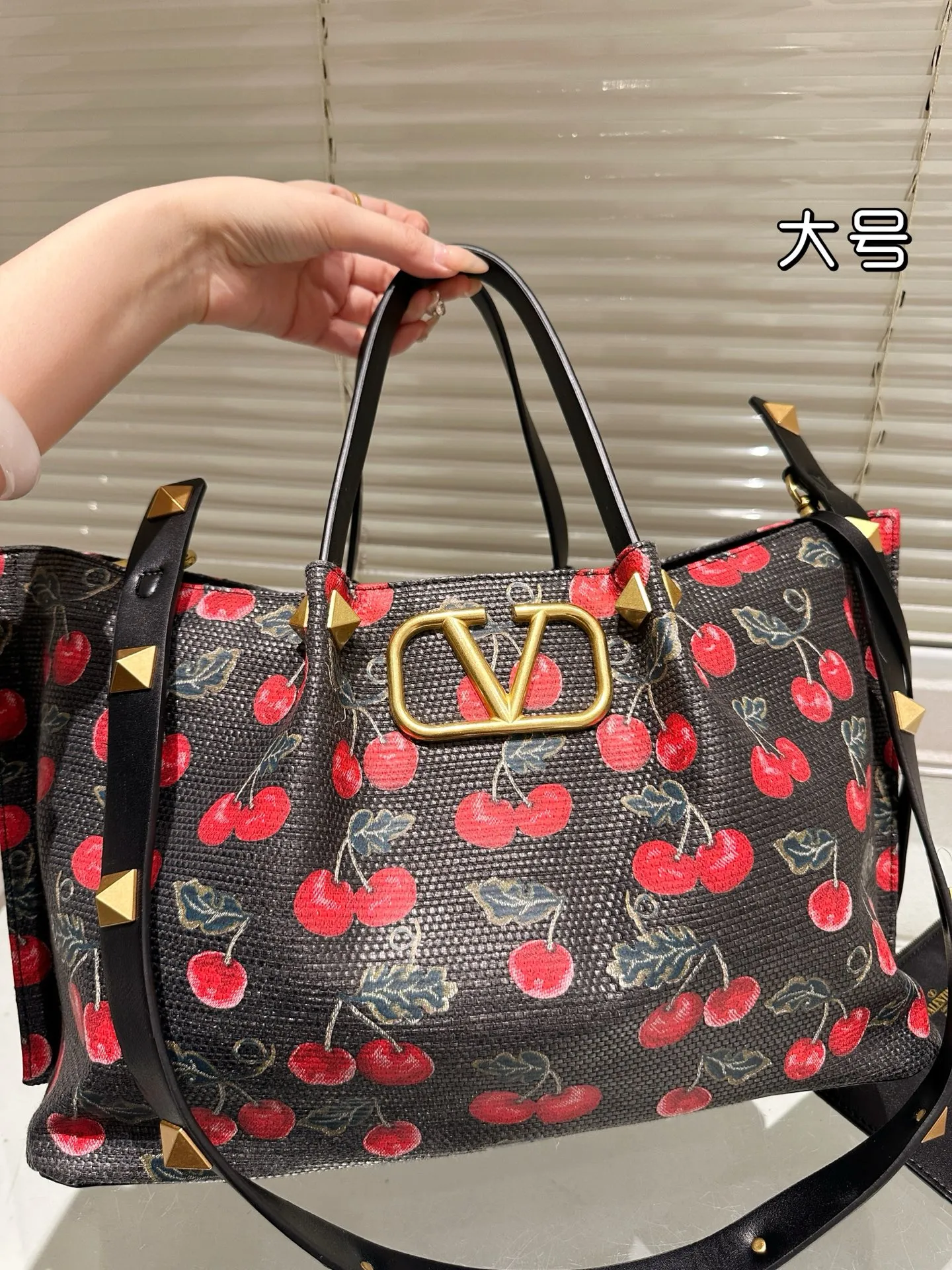 P450 Large Size Valentino A popular model in Valentino counters. Playful and super personality, whoever wears it will look better. Can’t conceal the foreign style. Exquisite routing. Color matching is very distinctive. Very versatile and can be matched with daily life. Casual and playful with a little bit of a celebrity style. It will definitely become a super popular style in the new year, spring and summer. 38.25 cm