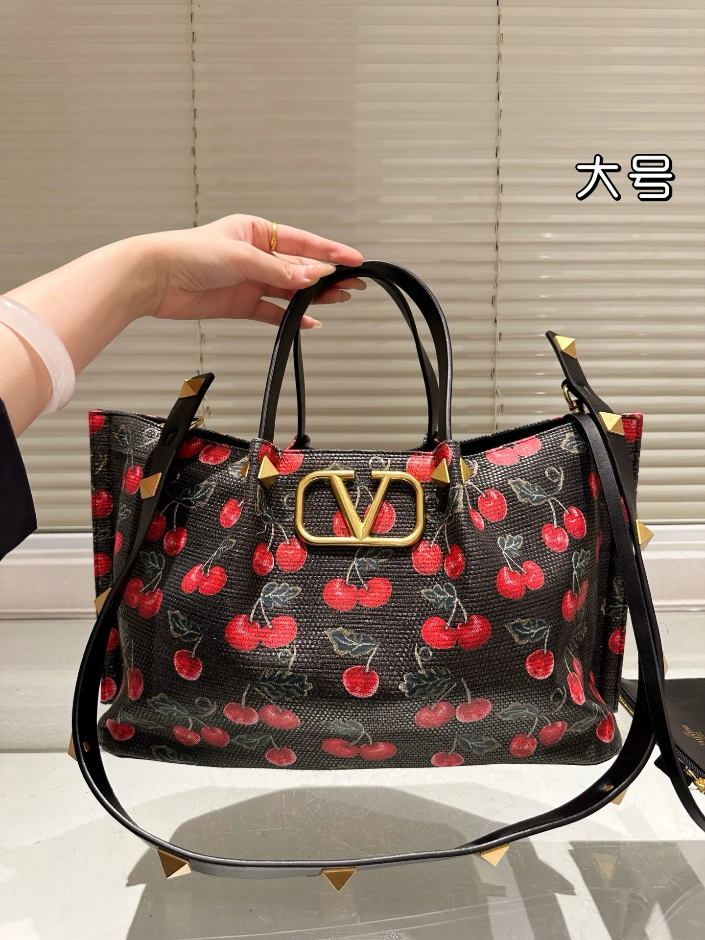 P450 Large Size Valentino A popular model in Valentino counters. Playful and super personality, whoever wears it will look better. Can’t conceal the foreign style. Exquisite routing. Color matching is very distinctive. Very versatile and can be matched with daily life. Casual and playful with a little bit of a celebrity style. It will definitely become a super popular style in the new year, spring and summer. 38.25 cm
