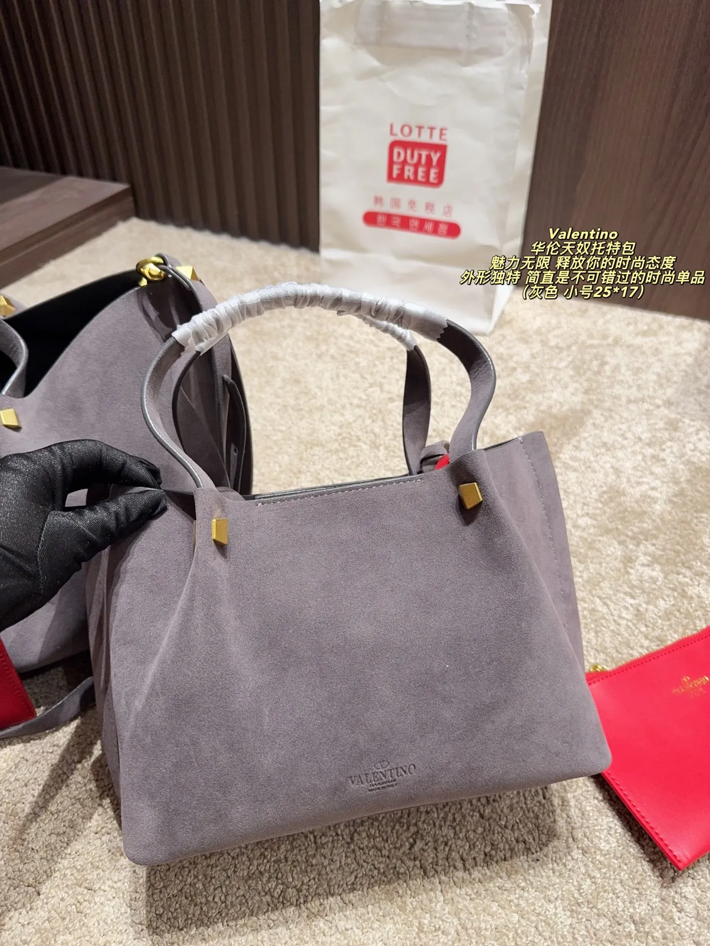 Large size p410⚠️Size 36*23 Small size P390⚠️Size 25*17 Valentino Tote bag has endless charm and unleashes your fashion attitude. It has a unique appearance and many cute colors to choose from. It is simply a fashion item not to be missed. It is different from the softness of canvas bags. It gives a free and easy feeling when carried on the body. It is super textured and is loved by fashionistas.