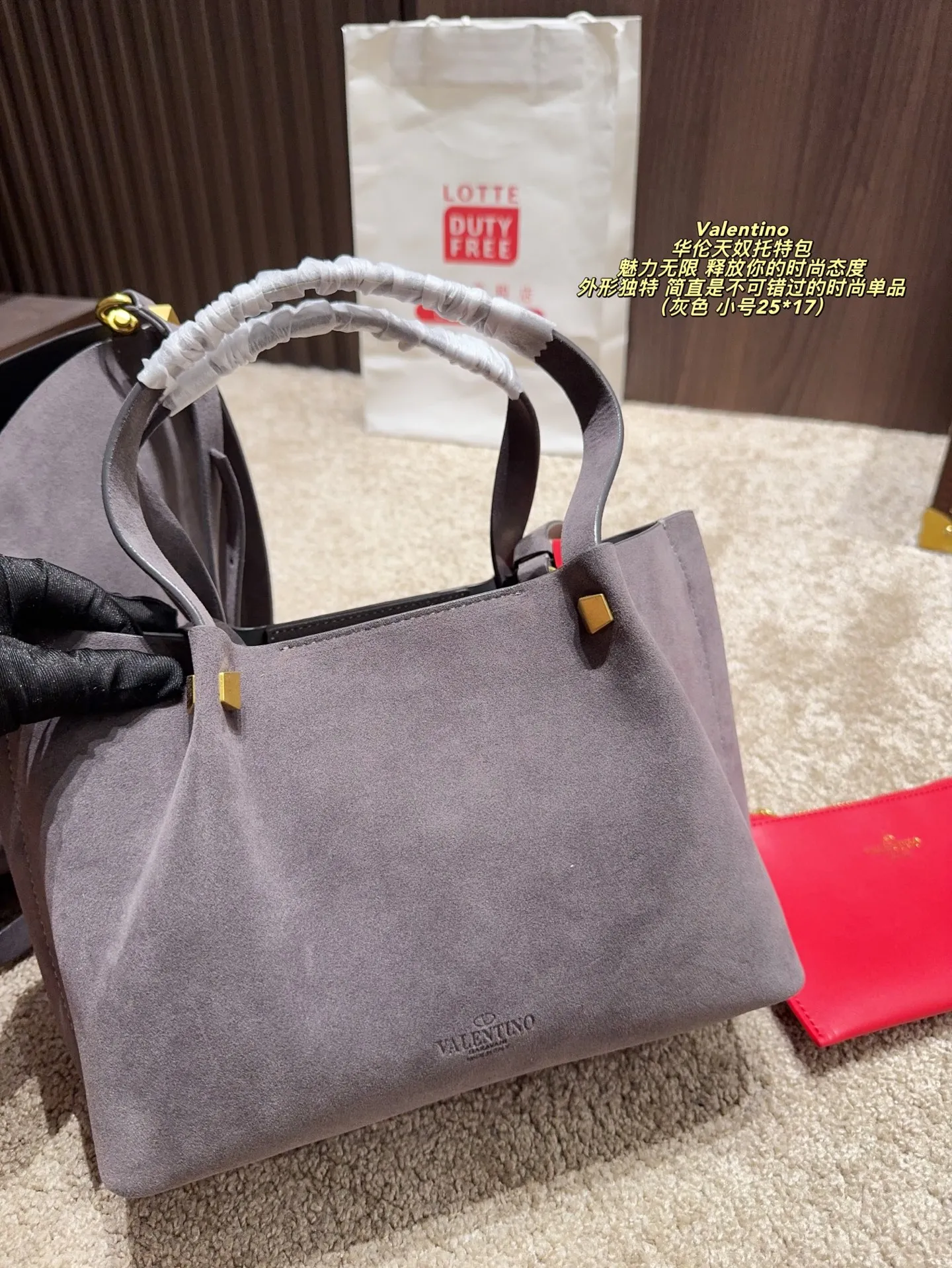 Large size p410⚠️Size 36*23 Small size P390⚠️Size 25*17 Valentino Tote bag has endless charm and unleashes your fashion attitude. It has a unique appearance and many cute colors to choose from. It is simply a fashion item not to be missed. It is different from the softness of canvas bags. It gives a free and easy feeling when carried on the body. It is super textured and is loved by fashionistas.