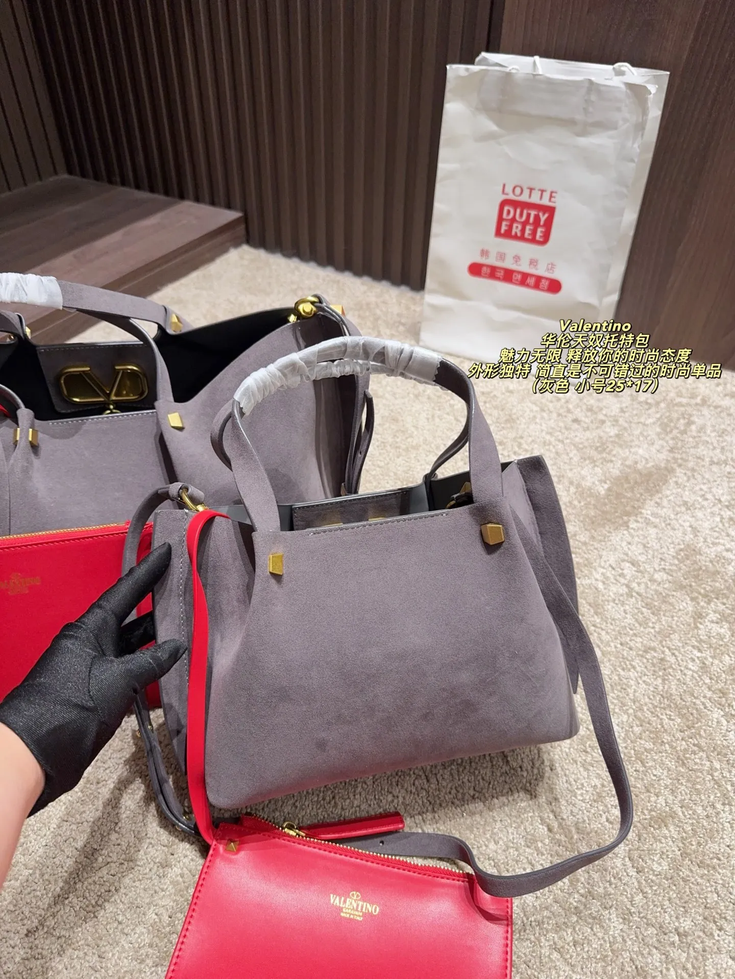 Large size p410⚠️Size 36*23 Small size P390⚠️Size 25*17 Valentino Tote bag has endless charm and unleashes your fashion attitude. It has a unique appearance and many cute colors to choose from. It is simply a fashion item not to be missed. It is different from the softness of canvas bags. It gives a free and easy feeling when carried on the body. It is super textured and is loved by fashionistas.