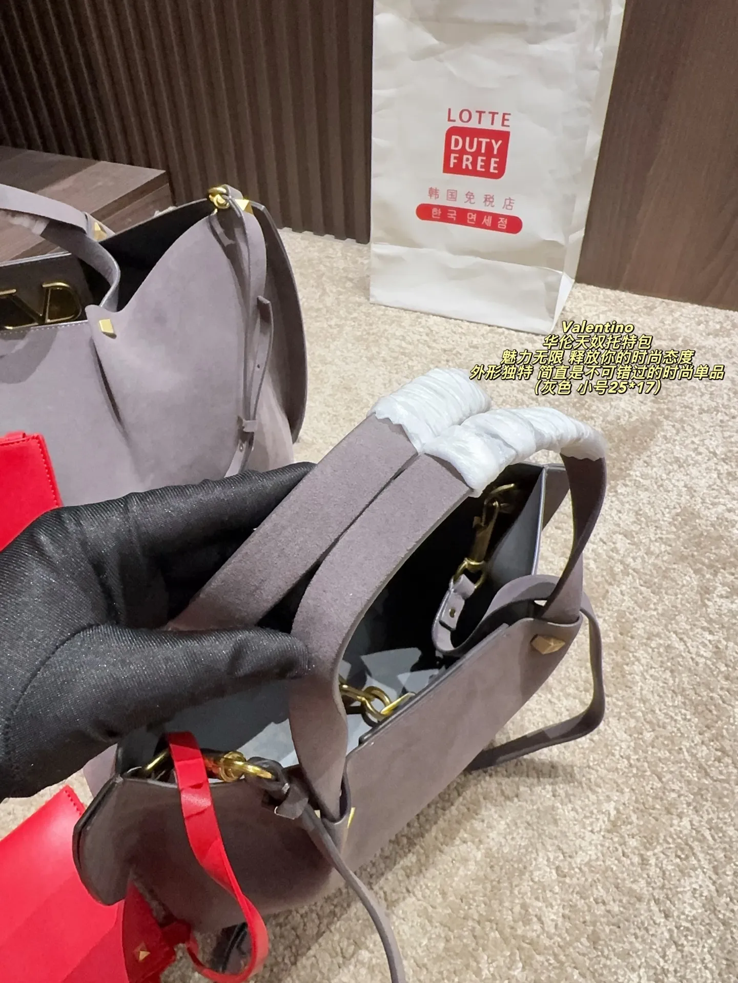 Large size p410⚠️Size 36*23 Small size P390⚠️Size 25*17 Valentino Tote bag has endless charm and unleashes your fashion attitude. It has a unique appearance and many cute colors to choose from. It is simply a fashion item not to be missed. It is different from the softness of canvas bags. It gives a free and easy feeling when carried on the body. It is super textured and is loved by fashionistas.