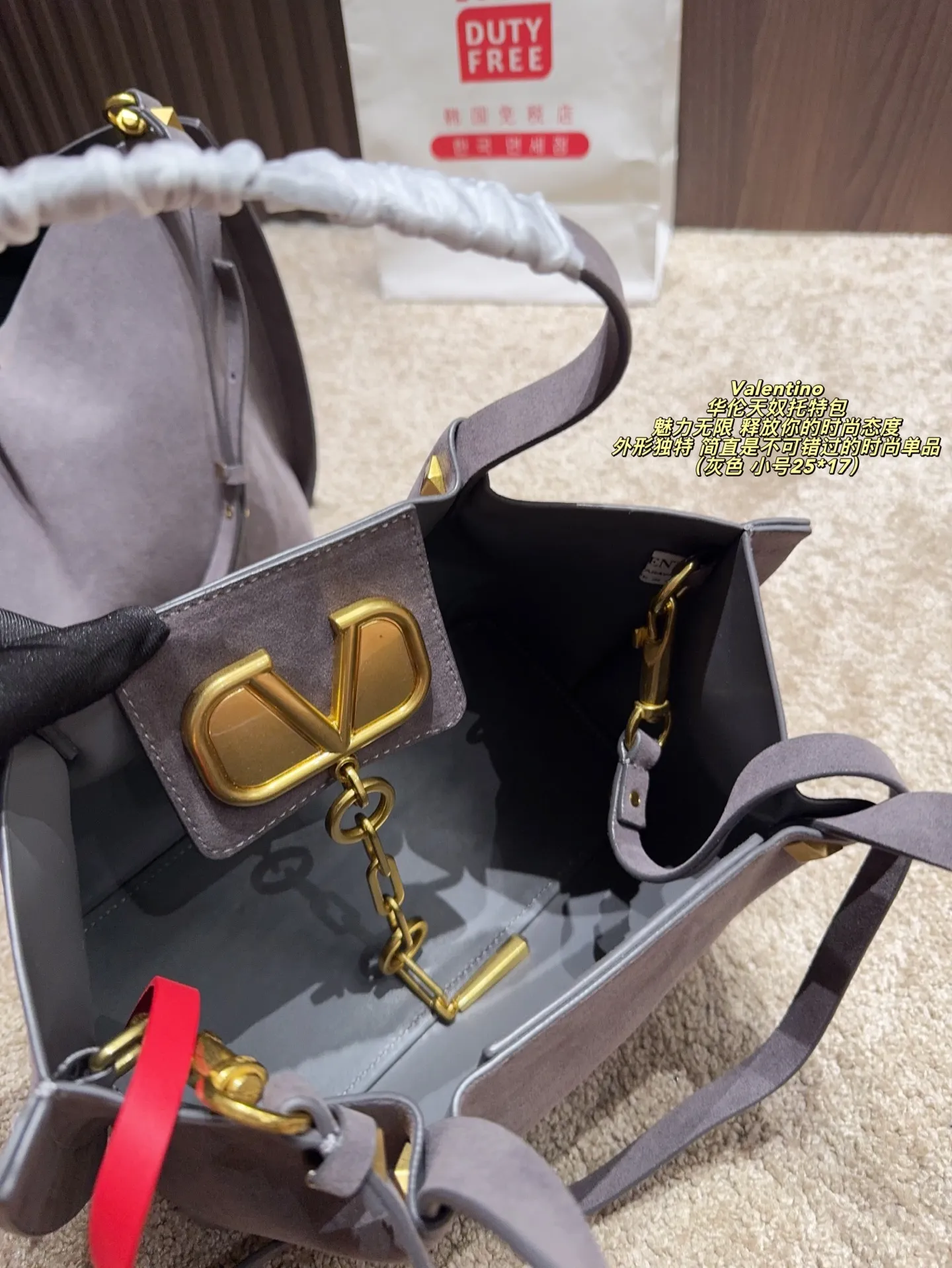 Large size p410⚠️Size 36*23 Small size P390⚠️Size 25*17 Valentino Tote bag has endless charm and unleashes your fashion attitude. It has a unique appearance and many cute colors to choose from. It is simply a fashion item not to be missed. It is different from the softness of canvas bags. It gives a free and easy feeling when carried on the body. It is super textured and is loved by fashionistas.