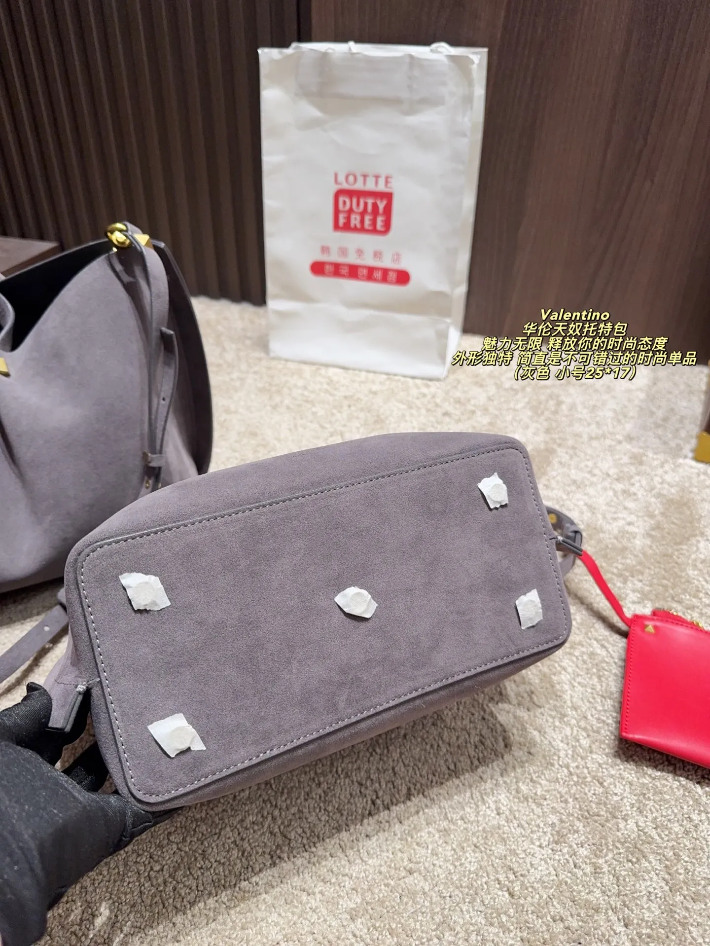 Large size p410⚠️Size 36*23 Small size P390⚠️Size 25*17 Valentino Tote bag has endless charm and unleashes your fashion attitude. It has a unique appearance and many cute colors to choose from. It is simply a fashion item not to be missed. It is different from the softness of canvas bags. It gives a free and easy feeling when carried on the body. It is super textured and is loved by fashionistas.