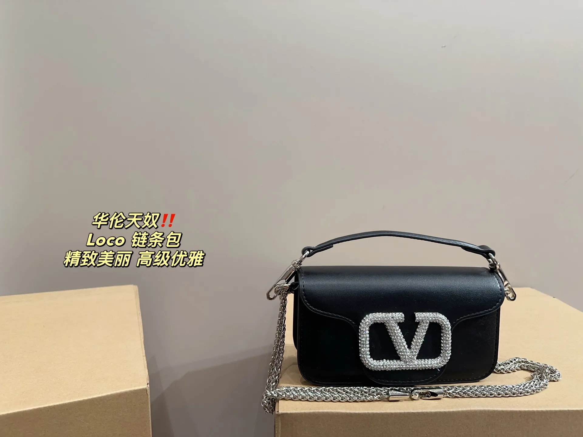 P300 comes with folding box ⚠️Size 20.10 Valentino Loco chain bag Exquisite and beautiful High-end elegance Very easy to control, no matter the clothes or seasons Can be used all year round