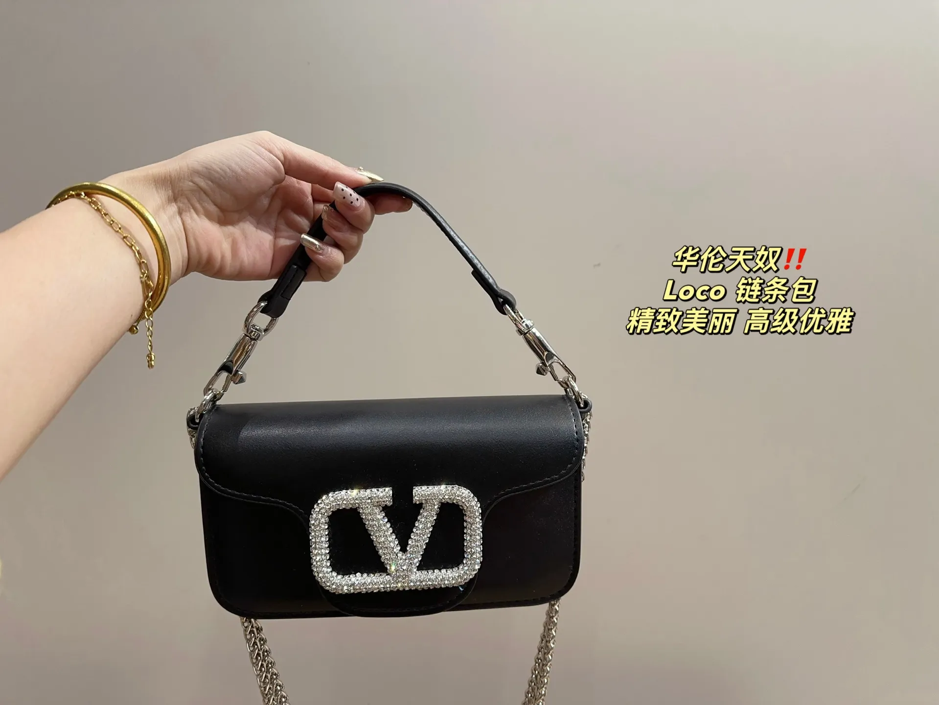 P300 comes with folding box ⚠️Size 20.10 Valentino Loco chain bag Exquisite and beautiful High-end elegance Very easy to control, no matter the clothes or seasons Can be used all year round