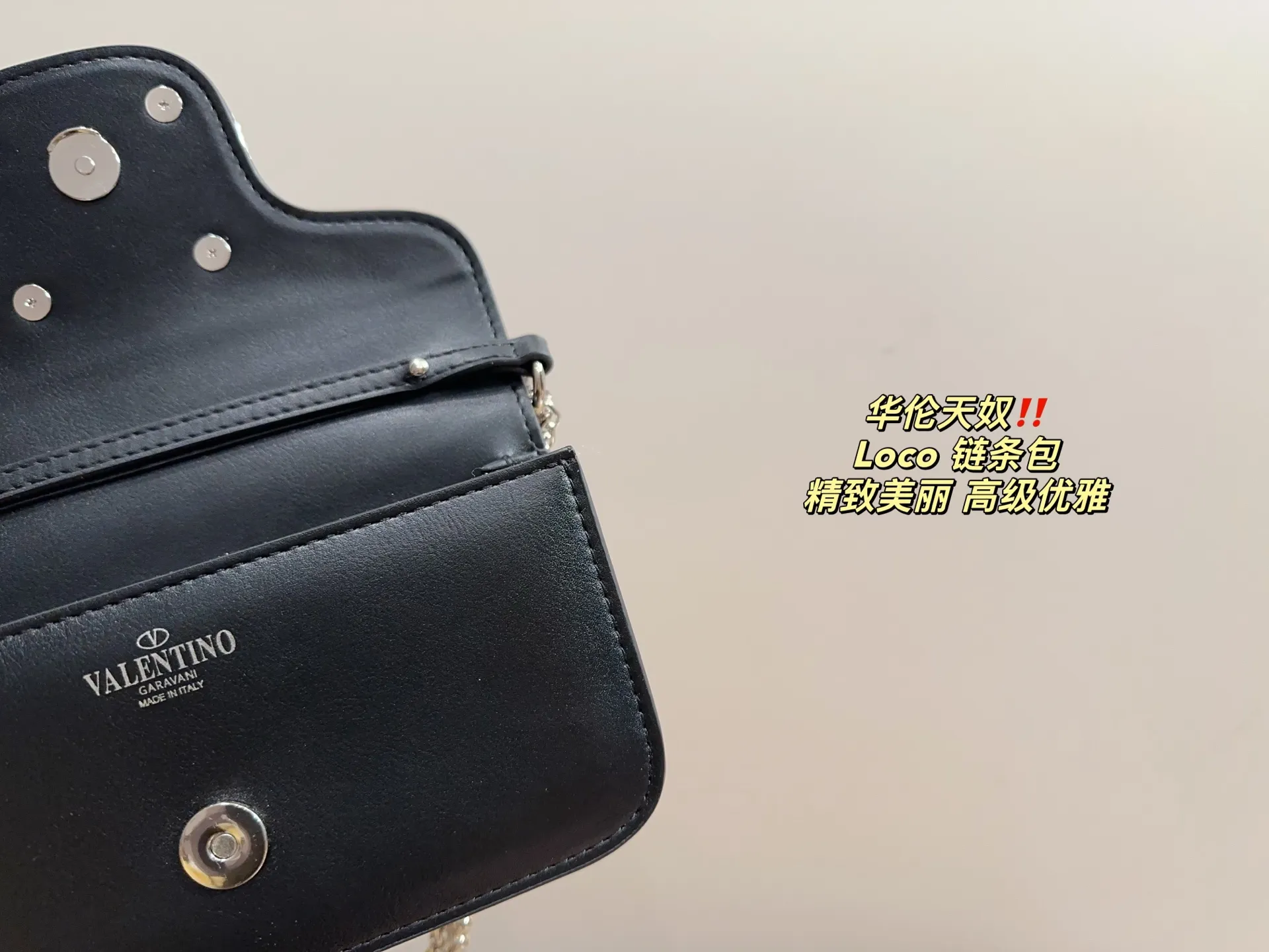 P300 comes with folding box ⚠️Size 20.10 Valentino Loco chain bag Exquisite and beautiful High-end elegance Very easy to control, no matter the clothes or seasons Can be used all year round