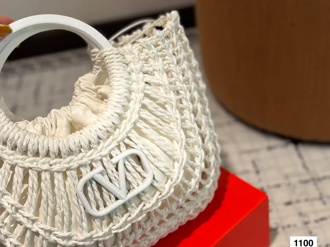 P380 Comes with box Valentino Valentino woven bag 24 spring and summer has a strong holiday style, but it is also suitable for daily life. I feel that such a bag is necessary. After all, no one wants to refuse the waves and beaches.# Size: 20.25