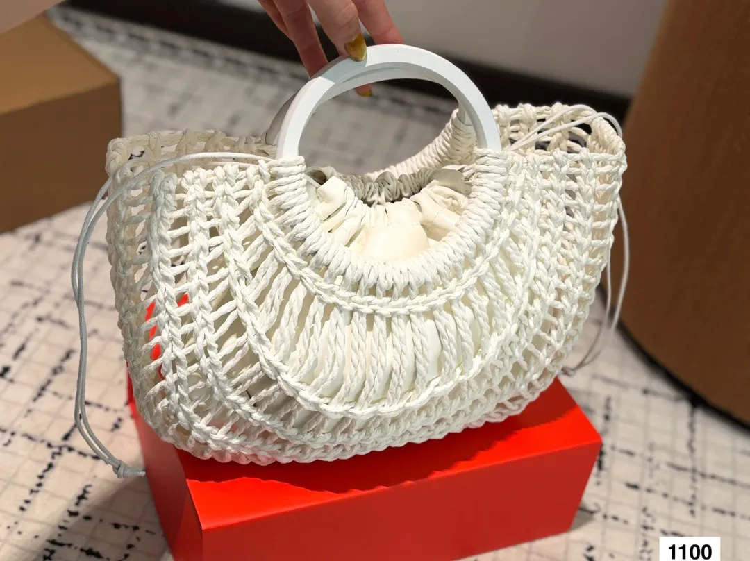 P380 Comes with box Valentino Valentino woven bag 24 spring and summer has a strong holiday style, but it is also suitable for daily life. I feel that such a bag is necessary. After all, no one wants to refuse the waves and beaches.# Size: 20.25