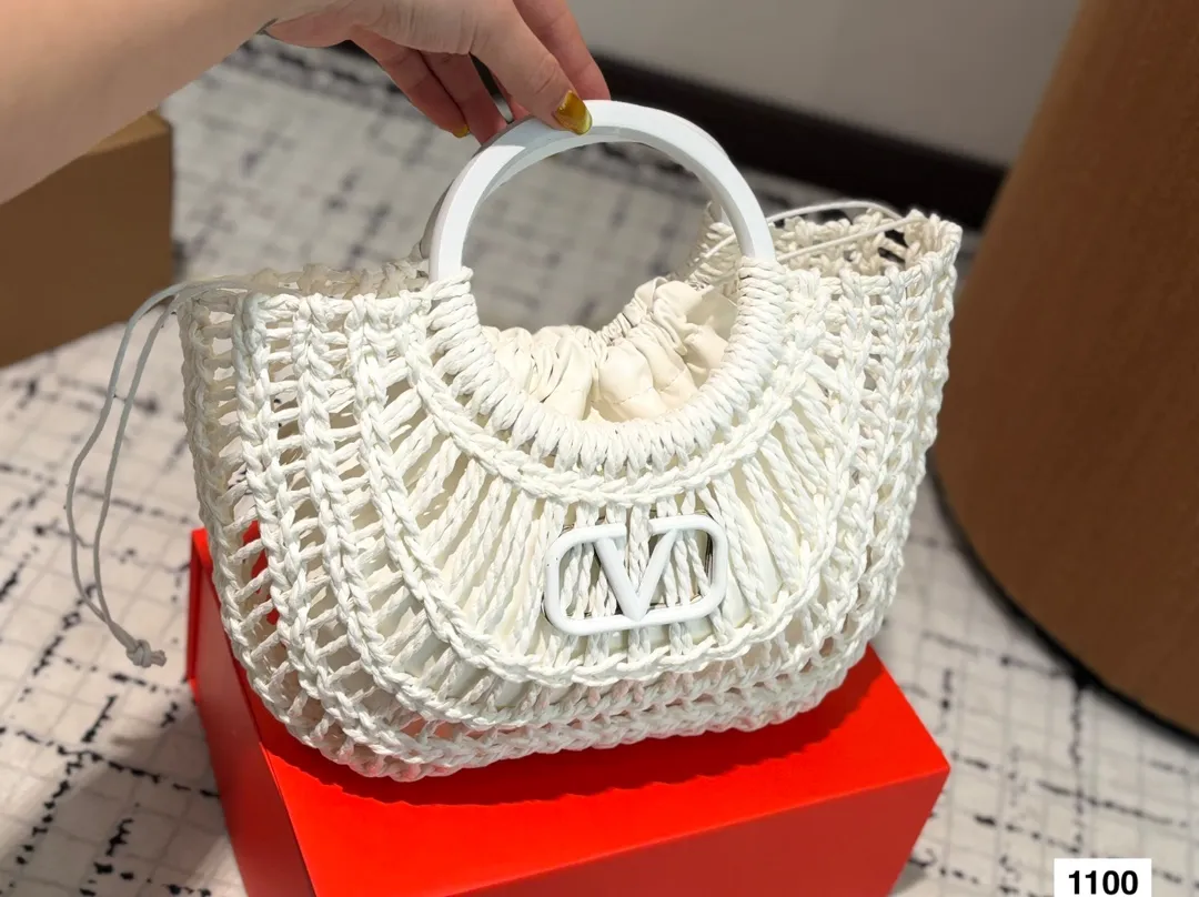 P380 Comes with box Valentino Valentino woven bag 24 spring and summer has a strong holiday style, but it is also suitable for daily life. I feel that such a bag is necessary. After all, no one wants to refuse the waves and beaches.# Size: 20.25