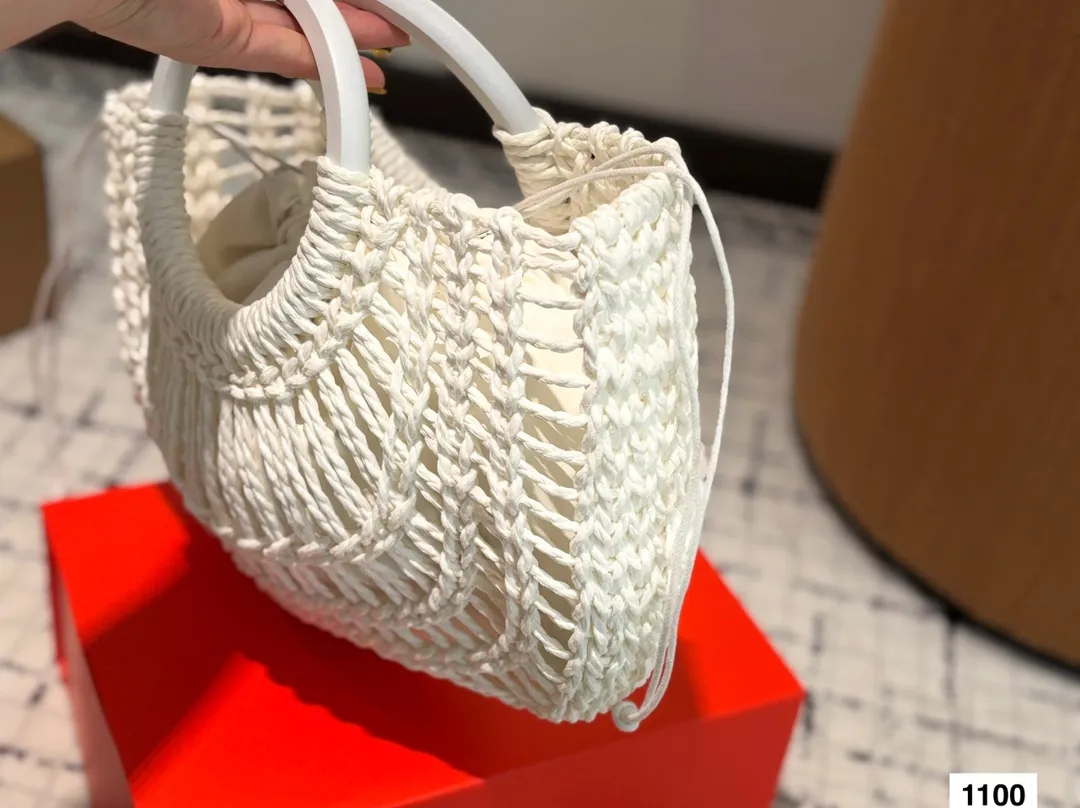 P380 Comes with box Valentino Valentino woven bag 24 spring and summer has a strong holiday style, but it is also suitable for daily life. I feel that such a bag is necessary. After all, no one wants to refuse the waves and beaches.# Size: 20.25