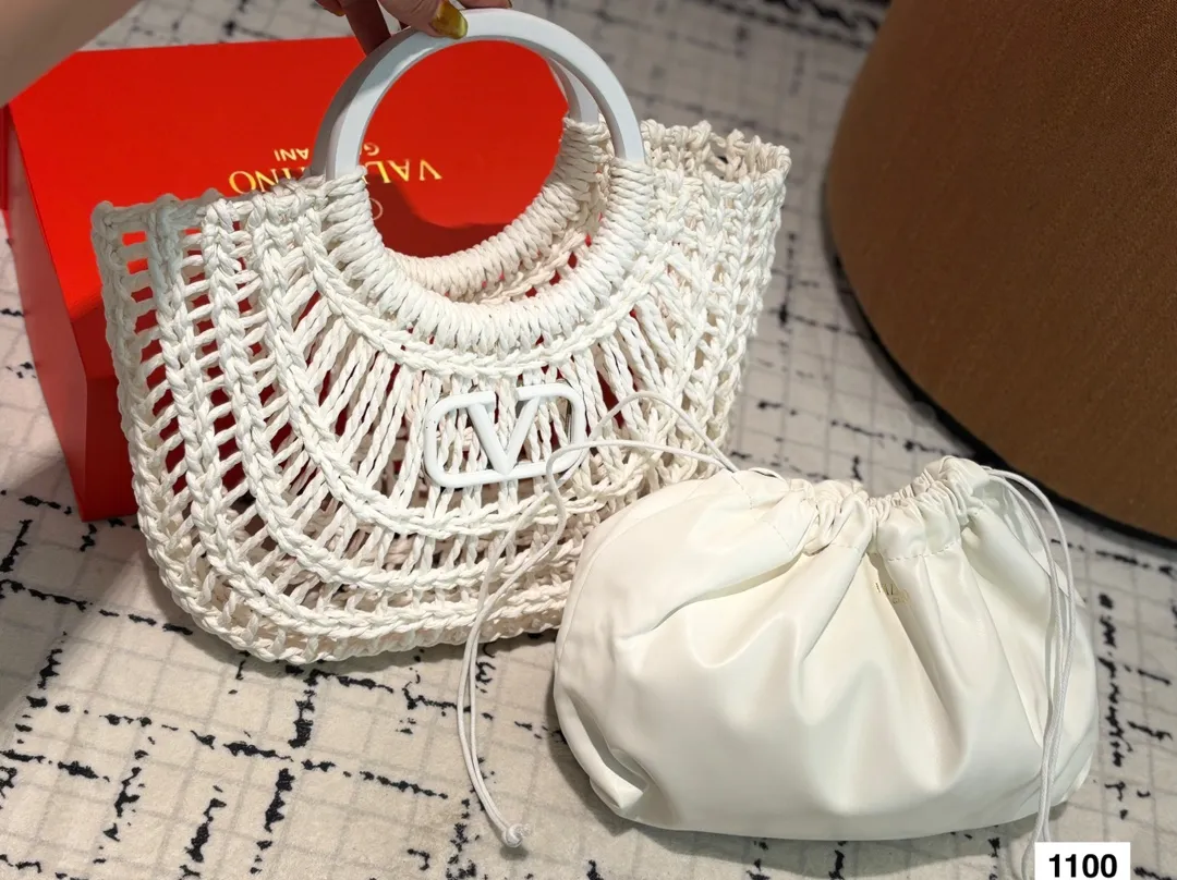 P380 Comes with box Valentino Valentino woven bag 24 spring and summer has a strong holiday style, but it is also suitable for daily life. I feel that such a bag is necessary. After all, no one wants to refuse the waves and beaches.# Size: 20.25