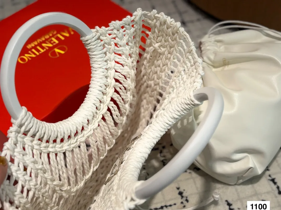 P380 Comes with box Valentino Valentino woven bag 24 spring and summer has a strong holiday style, but it is also suitable for daily life. I feel that such a bag is necessary. After all, no one wants to refuse the waves and beaches.# Size: 20.25
