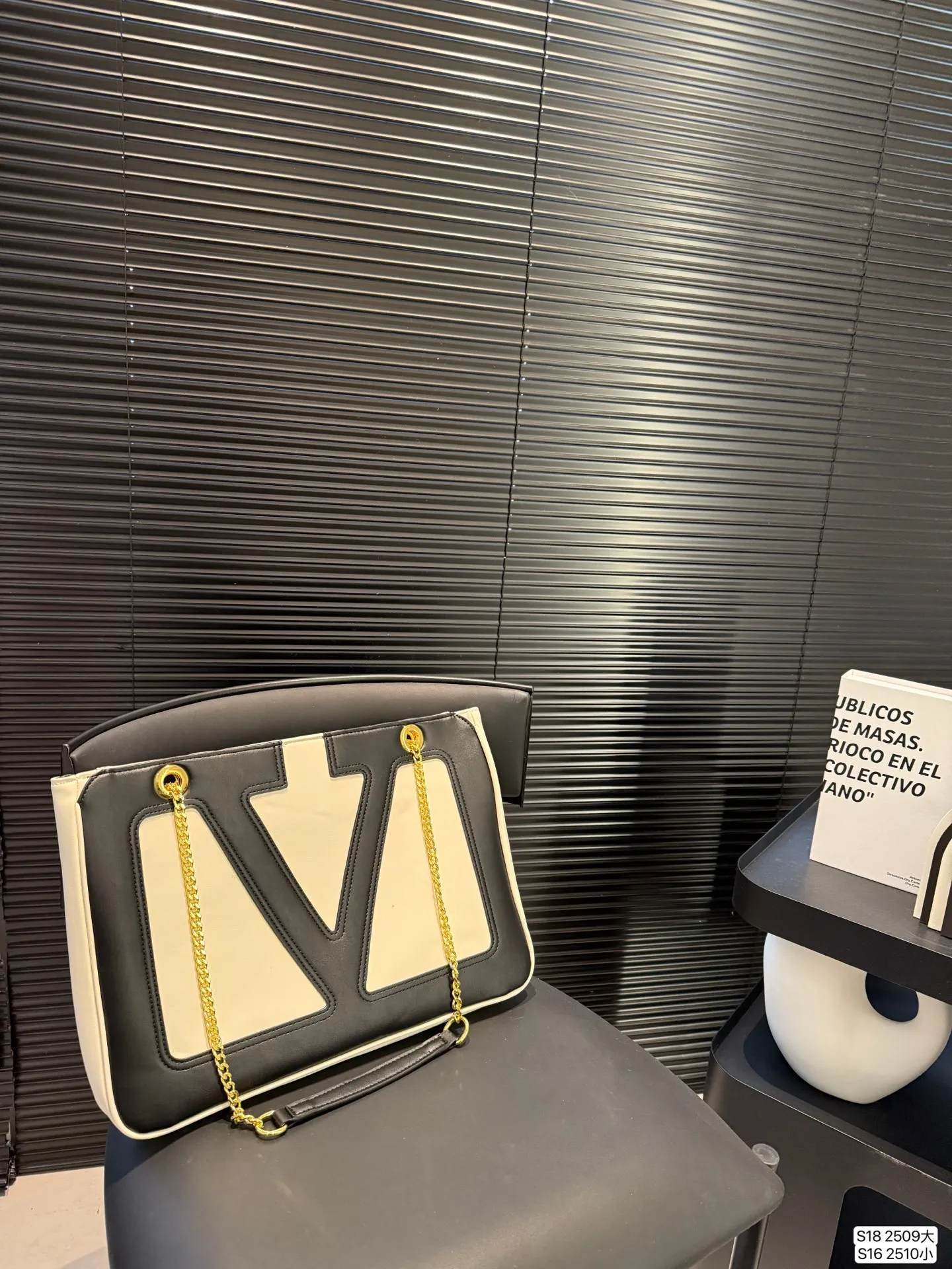Large size P280 Small size P260 Stars interpret the Valentino Viva Superstar bag. The eye-catching V Logo makes it highly recognizable. The outline of the bag is square and orderly. The color matching and sliding chain add to the retro texture. #Valentino2025 early spring series size: large size 37 26 small size 27 18 item number large 2509 small 2510