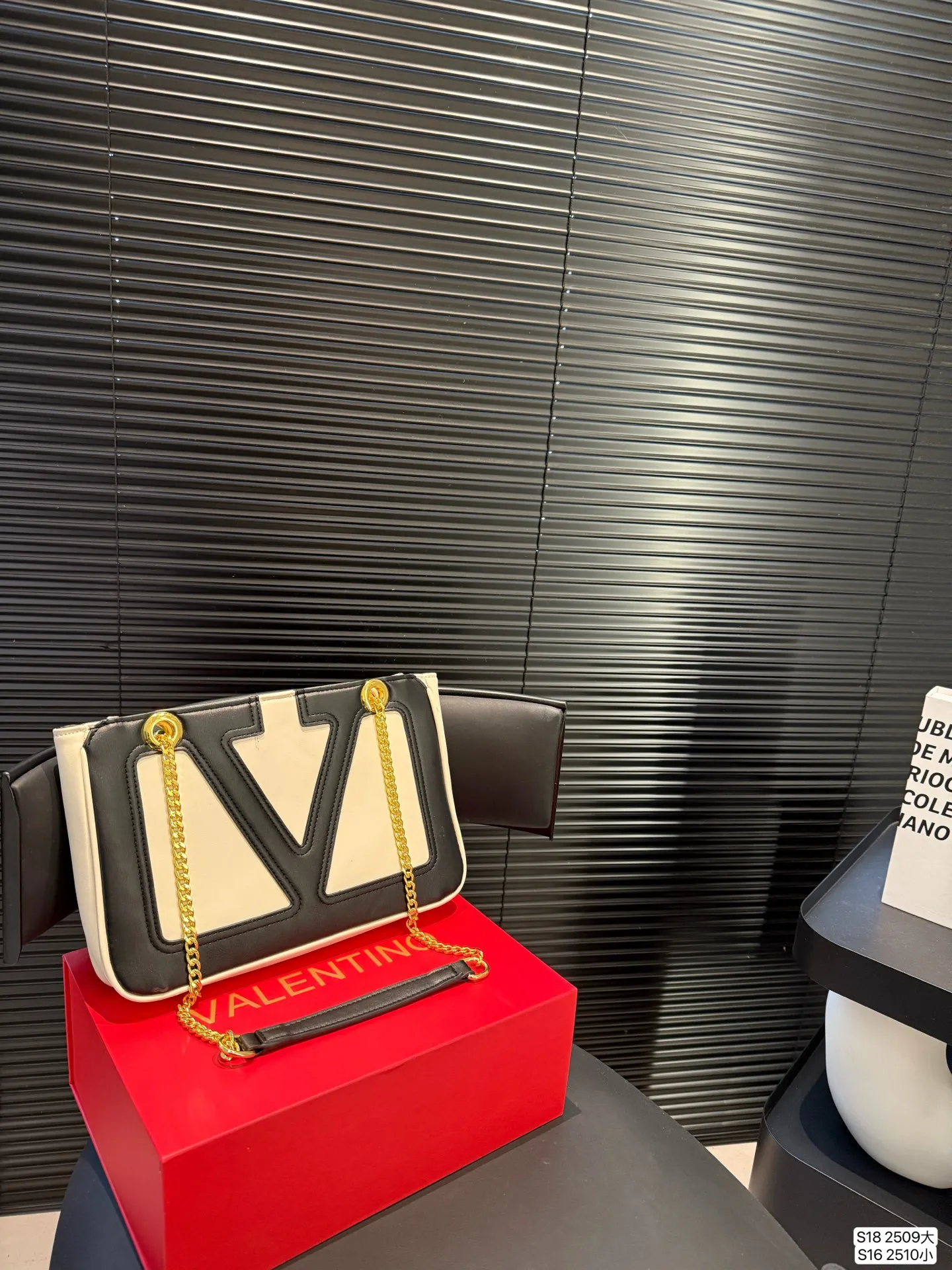 Large size P280 Small size P260 Stars interpret the Valentino Viva Superstar bag. The eye-catching V Logo makes it highly recognizable. The outline of the bag is square and orderly. The color matching and sliding chain add to the retro texture. #Valentino2025 early spring series size: large size 37 26 small size 27 18 item number large 2509 small 2510