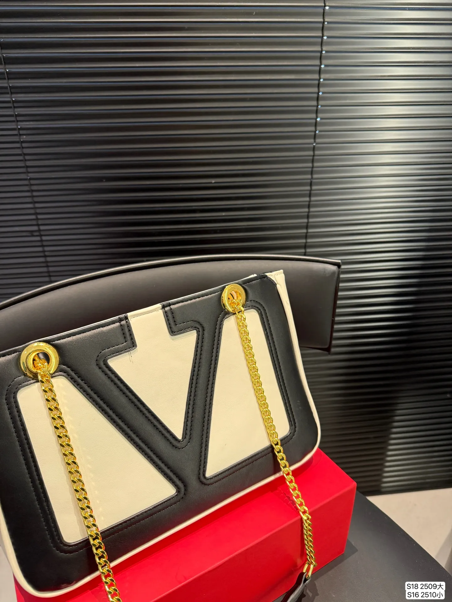 Large size P280 Small size P260 Stars interpret the Valentino Viva Superstar bag. The eye-catching V Logo makes it highly recognizable. The outline of the bag is square and orderly. The color matching and sliding chain add to the retro texture. #Valentino2025 early spring series size: large size 37 26 small size 27 18 item number large 2509 small 2510