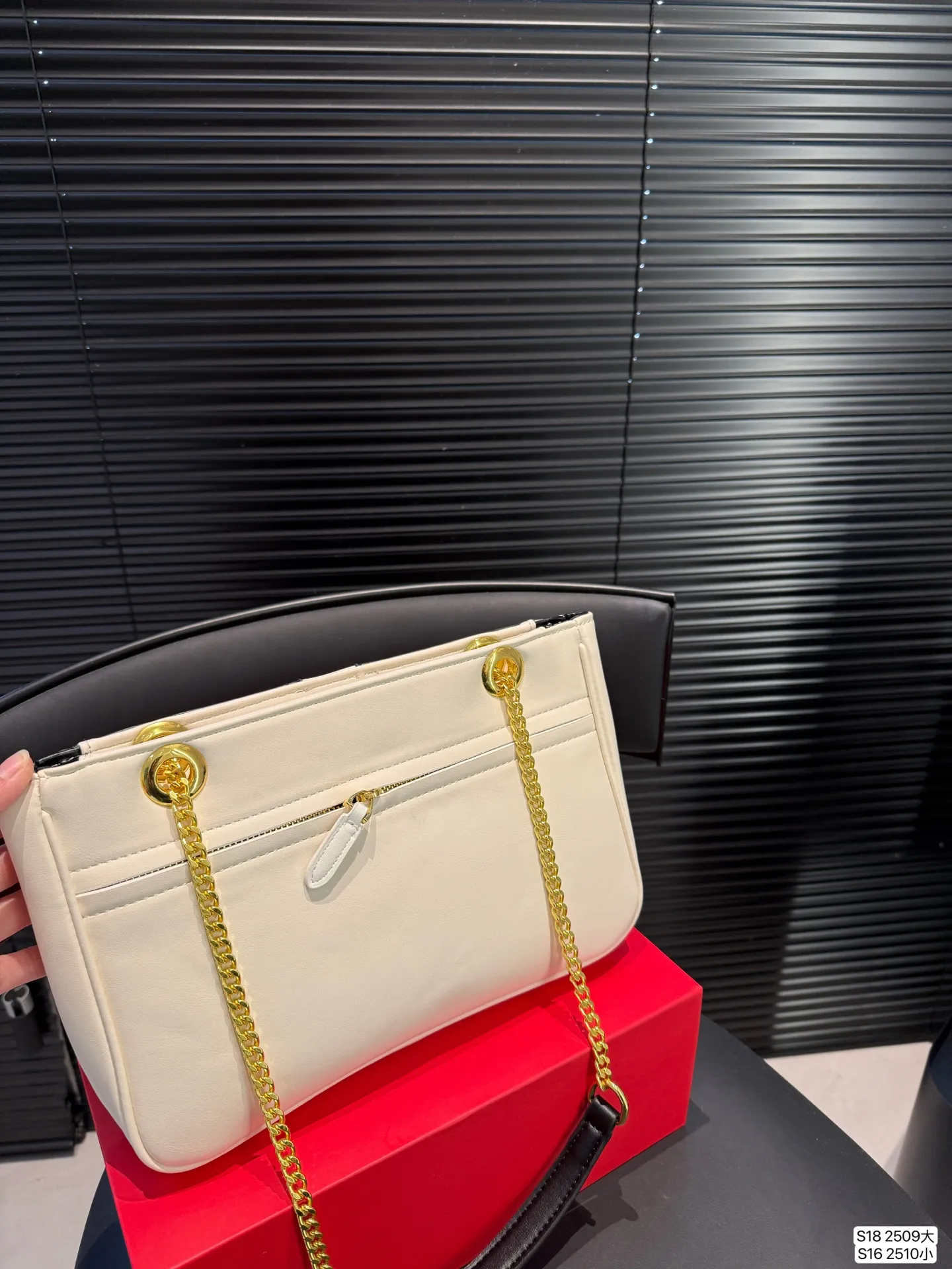 Large size P280 Small size P260 Stars interpret the Valentino Viva Superstar bag. The eye-catching V Logo makes it highly recognizable. The outline of the bag is square and orderly. The color matching and sliding chain add to the retro texture. #Valentino2025 early spring series size: large size 37 26 small size 27 18 item number large 2509 small 2510