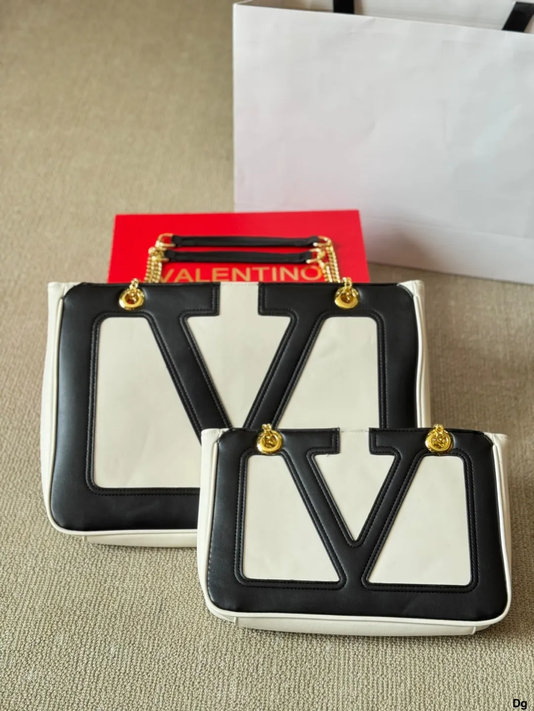 p290/p280 Wang Shiling's same Valentino Viva Superstar Valentino shoulder bag has a retro feel, is high-end yet elegant, and has a great atmosphere. It can be worn for commuting, leisure, and dating. The size is large 37 26cm and small 27 18cm.