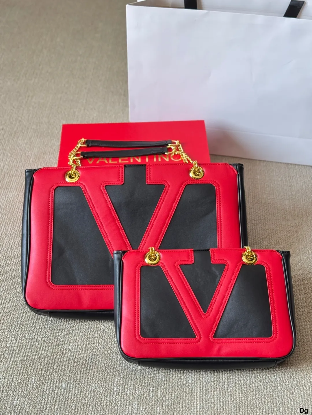 p290/p280 Wang Shiling's same Valentino Viva Superstar Valentino shoulder bag has a retro feel, is high-end yet elegant, and has a great atmosphere. It can be worn for commuting, leisure, and dating. The size is large 37 26cm and small 27 18cm.