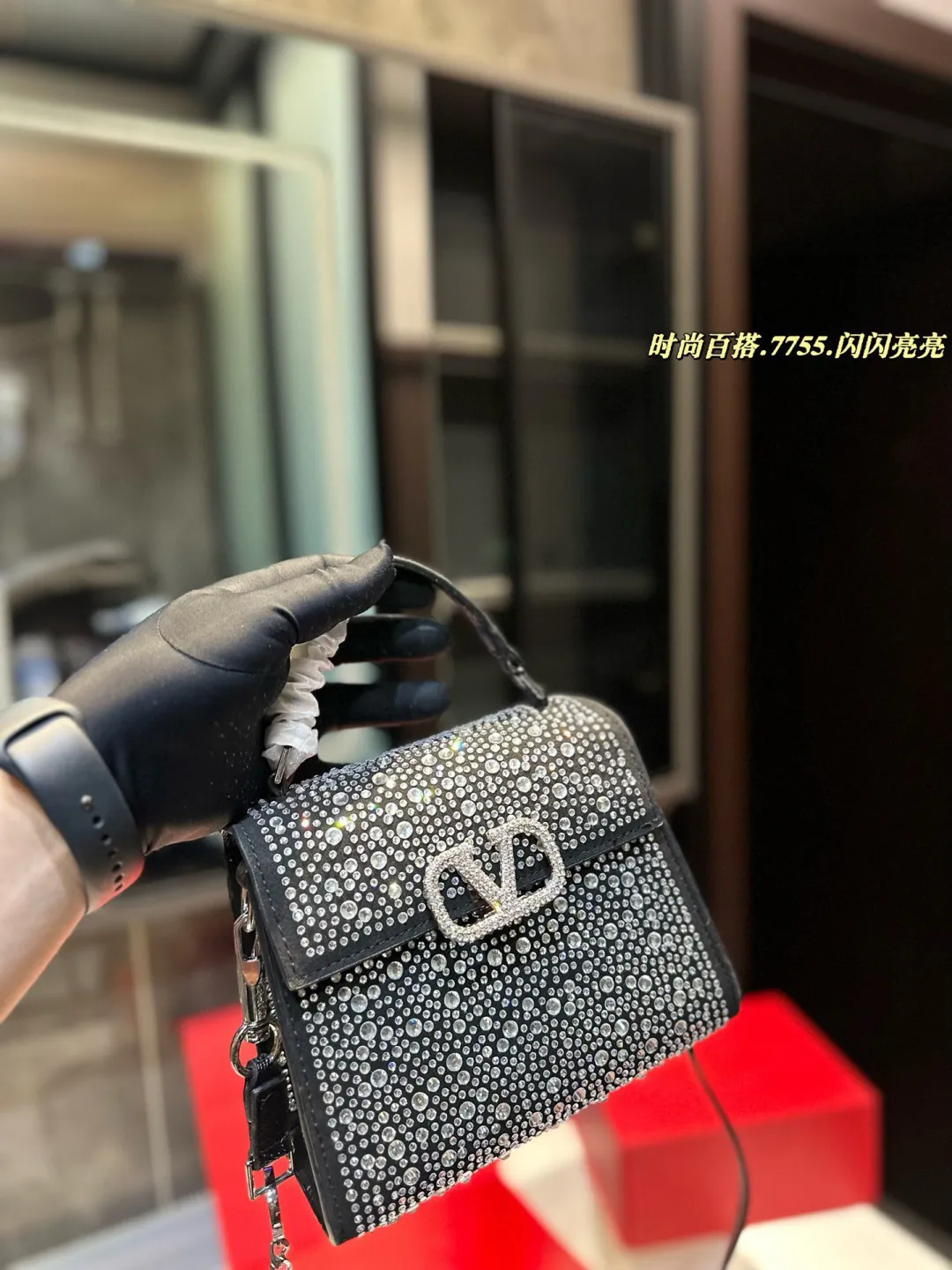 ❤️P330 (gift box packaging)❤️ valentino vsling full diamond tote bag Valentino is a handbag. If the shoulder strap is connected, it can be used as a shoulder bag or crossbody bag. The V mark on the front of the bag is the unique Valentino logo. It has a sense of luxury and fashion. good#Valentino Size: 19 15