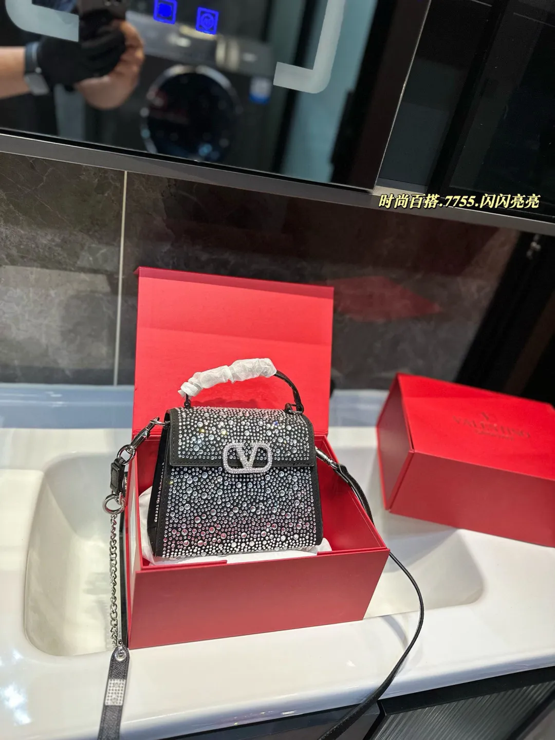 ❤️P330 (gift box packaging)❤️ valentino vsling full diamond tote bag Valentino is a handbag. If the shoulder strap is connected, it can be used as a shoulder bag or crossbody bag. The V mark on the front of the bag is the unique Valentino logo. It has a sense of luxury and fashion. good#Valentino Size: 19 15