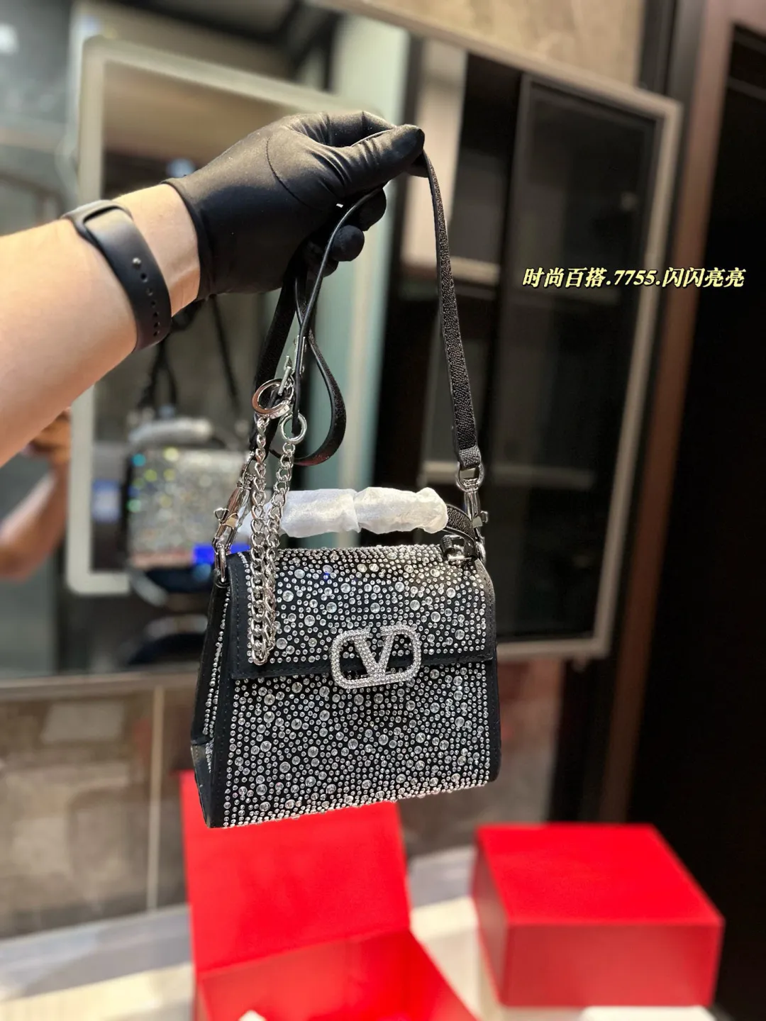 ❤️P330 (gift box packaging)❤️ valentino vsling full diamond tote bag Valentino is a handbag. If the shoulder strap is connected, it can be used as a shoulder bag or crossbody bag. The V mark on the front of the bag is the unique Valentino logo. It has a sense of luxury and fashion. good#Valentino Size: 19 15