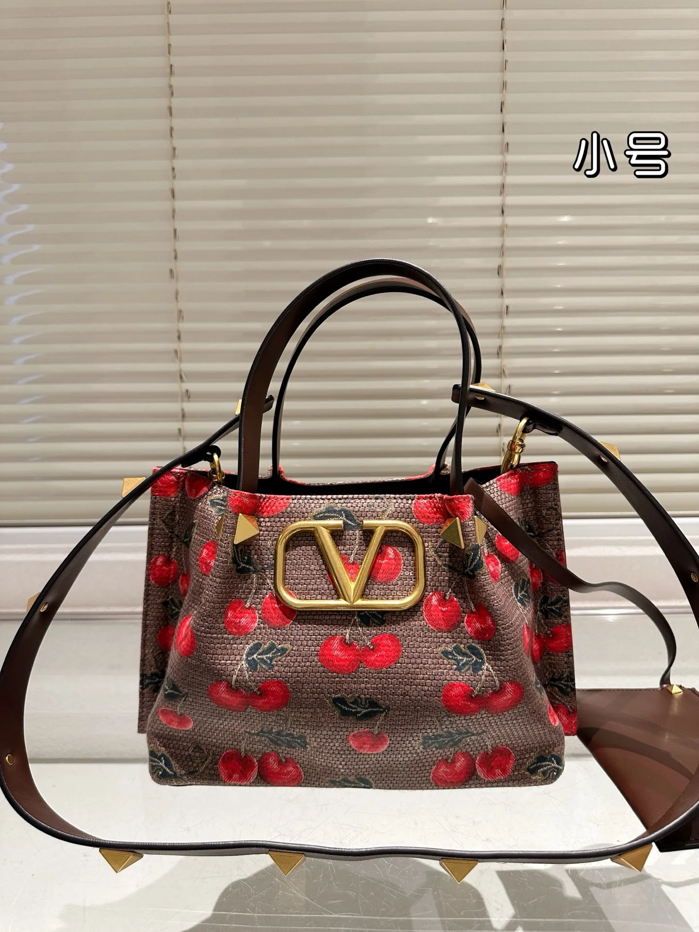 P440 small size Valentino, a popular model in Valentino counters. Playful and super personality, whoever wears it will look better. Can’t conceal the foreign style. Exquisite wiring. Color matching is very distinctive. Very versatile and can be matched with daily life. Casual and playful, but with a little bit of a celebrity style. It will definitely become a super hot style in the new year, spring and summer. 26.19cm