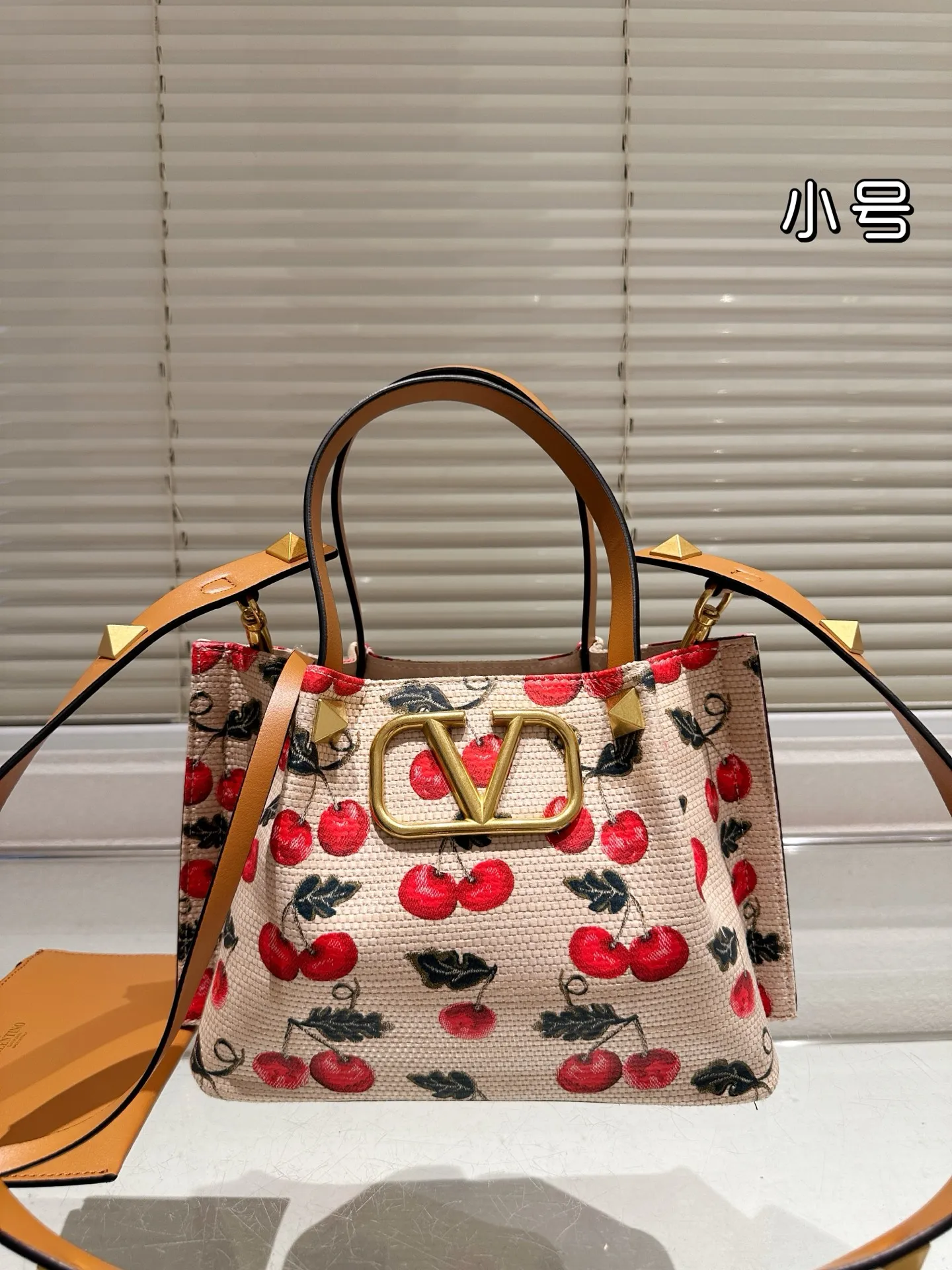 P440 small size Valentino, a popular model in Valentino counters. Playful and super personality, whoever wears it will look better. Can’t conceal the foreign style. Exquisite wiring. Color matching is very distinctive. Very versatile and can be matched with daily life. Casual and playful, but with a little bit of a celebrity style. It will definitely become a super hot style in the new year, spring and summer. 26.19cm