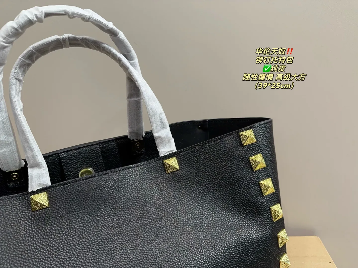 ✅Pure leather P560⚠️Size 39.25 Valentino rivet tote bag. The texture is very high-end. The capacity is super large and it is very durable. Wear it every day when you go out on the street. It has a 100% chance of returning. It has this casual and lazy feeling.