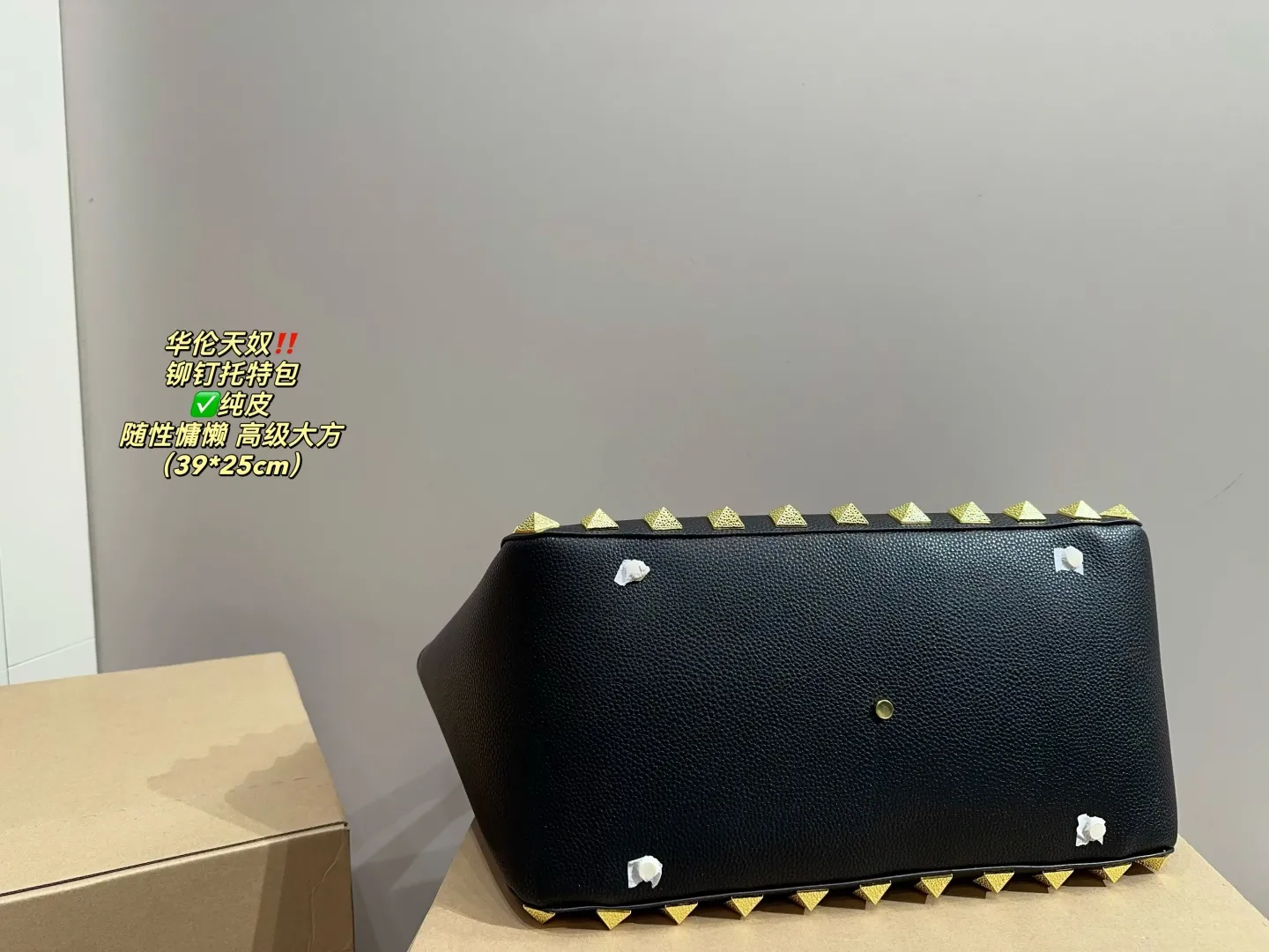 ✅Pure leather P560⚠️Size 39.25 Valentino rivet tote bag. The texture is very high-end. The capacity is super large and it is very durable. Wear it every day when you go out on the street. It has a 100% chance of returning. It has this casual and lazy feeling.