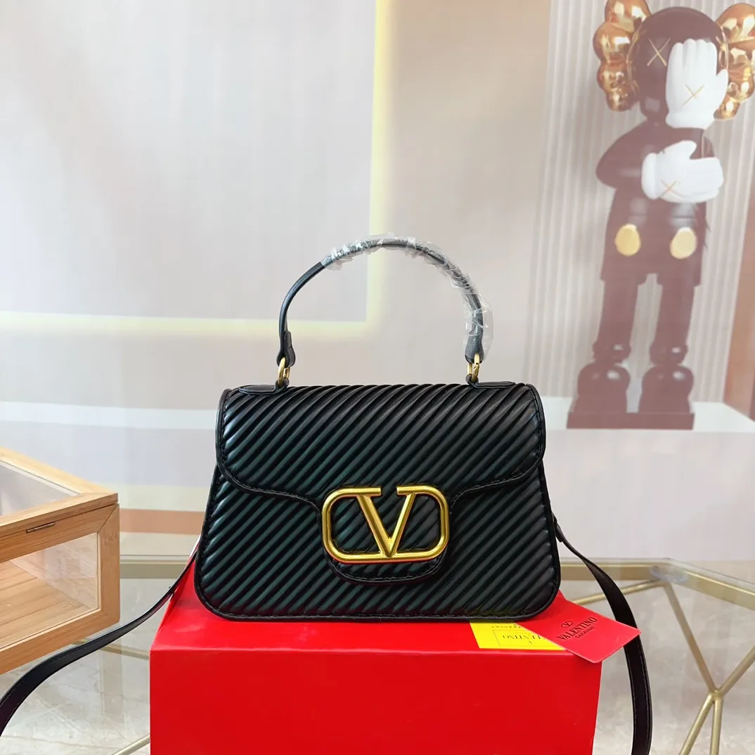 p320 (gift box packaging) Valentino Logo shoulder bag, full of luxury, a classic among classics, can be easily matched with any combination, size 26*11cm. le