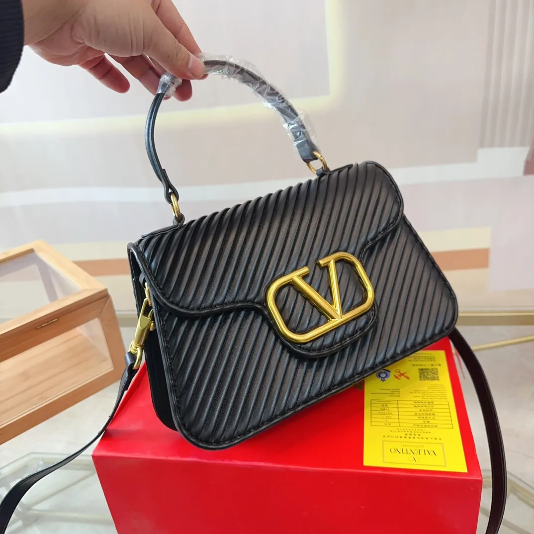 p320 (gift box packaging) Valentino Logo shoulder bag, full of luxury, a classic among classics, can be easily matched with any combination, size 26*11cm. le