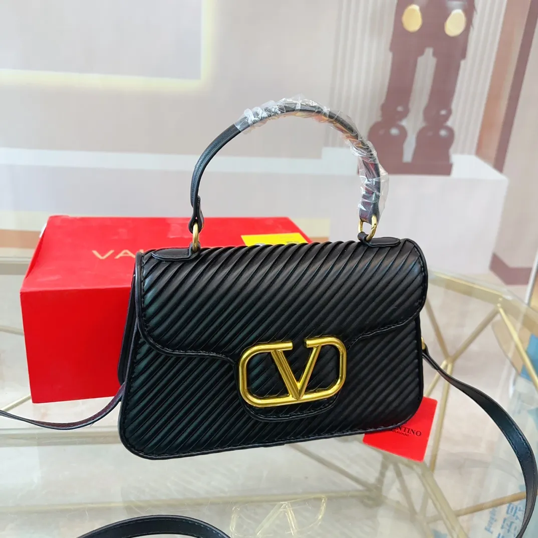 p320 (gift box packaging) Valentino Logo shoulder bag, full of luxury, a classic among classics, can be easily matched with any combination, size 26*11cm. le
