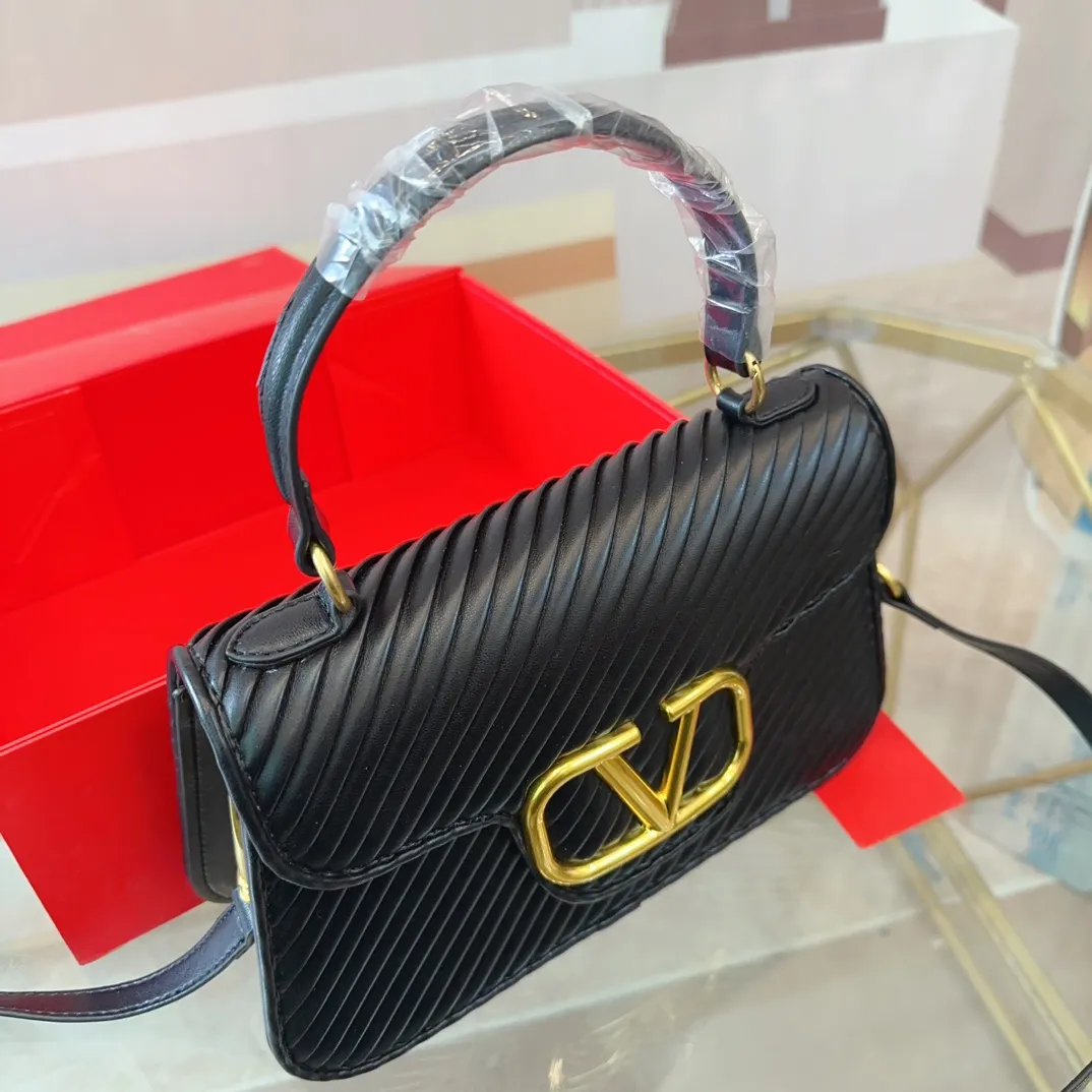 p320 (gift box packaging) Valentino Logo shoulder bag, full of luxury, a classic among classics, can be easily matched with any combination, size 26*11cm. le