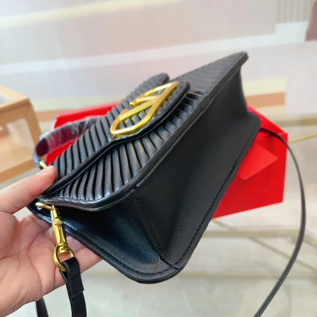 p320 (gift box packaging) Valentino Logo shoulder bag, full of luxury, a classic among classics, can be easily matched with any combination, size 26*11cm. le
