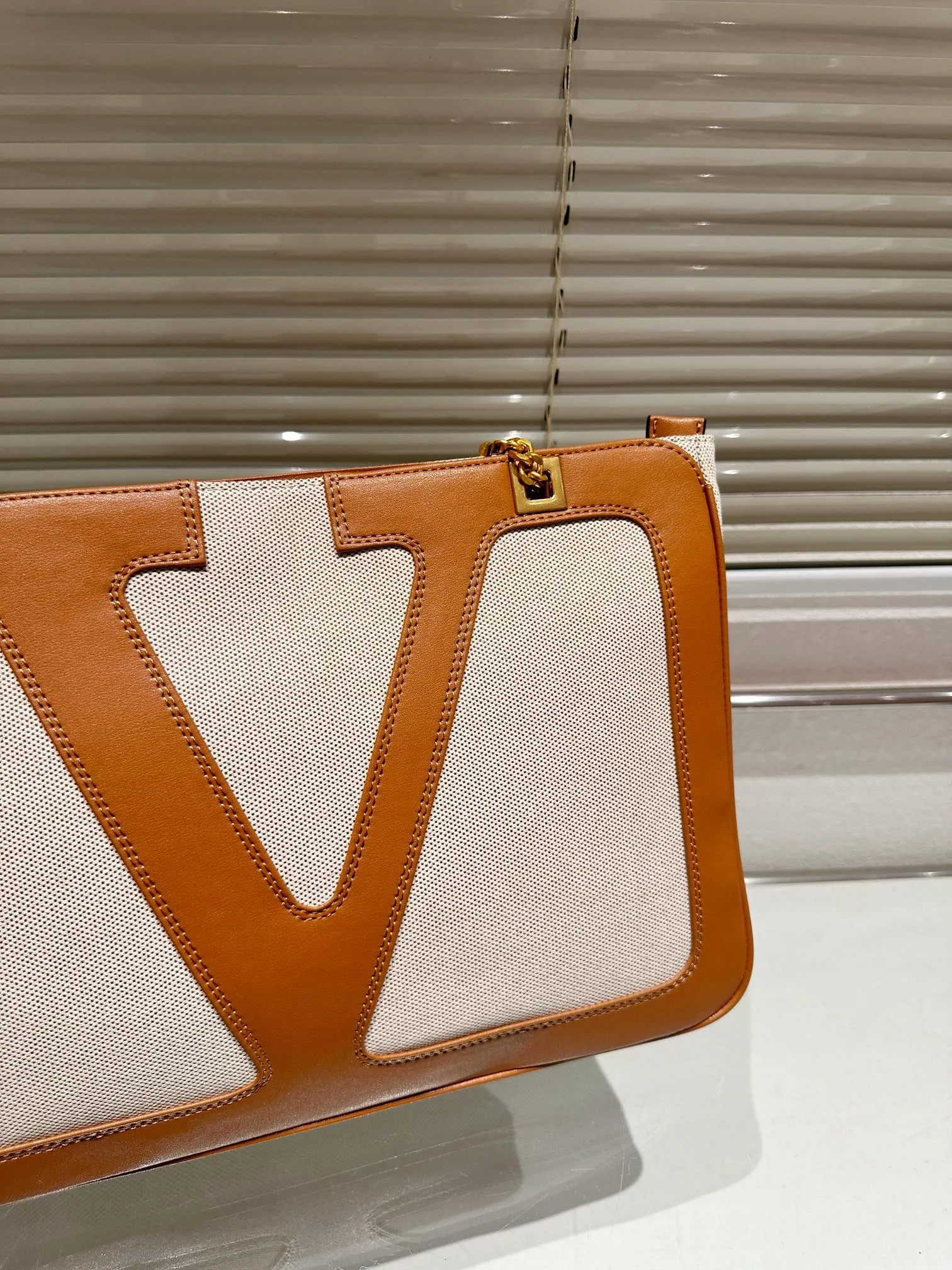 P380 Valentino VALENTINO Women's Tote Bag Valentino Letter Bag Letter bag from Valentino. The new season has just arrived. Size 37.26