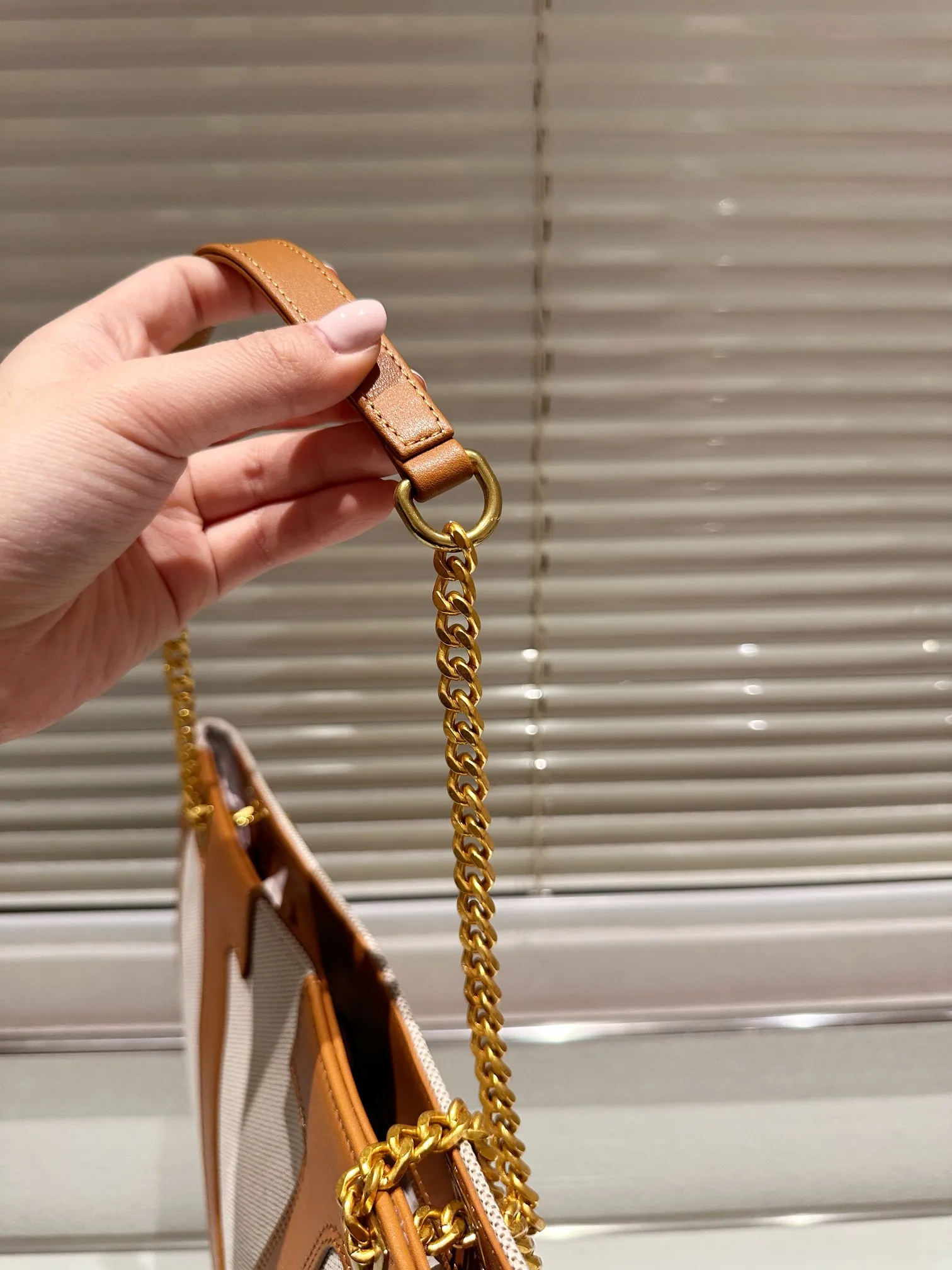 P380 Valentino VALENTINO Women's Tote Bag Valentino Letter Bag Letter bag from Valentino. The new season has just arrived. Size 37.26