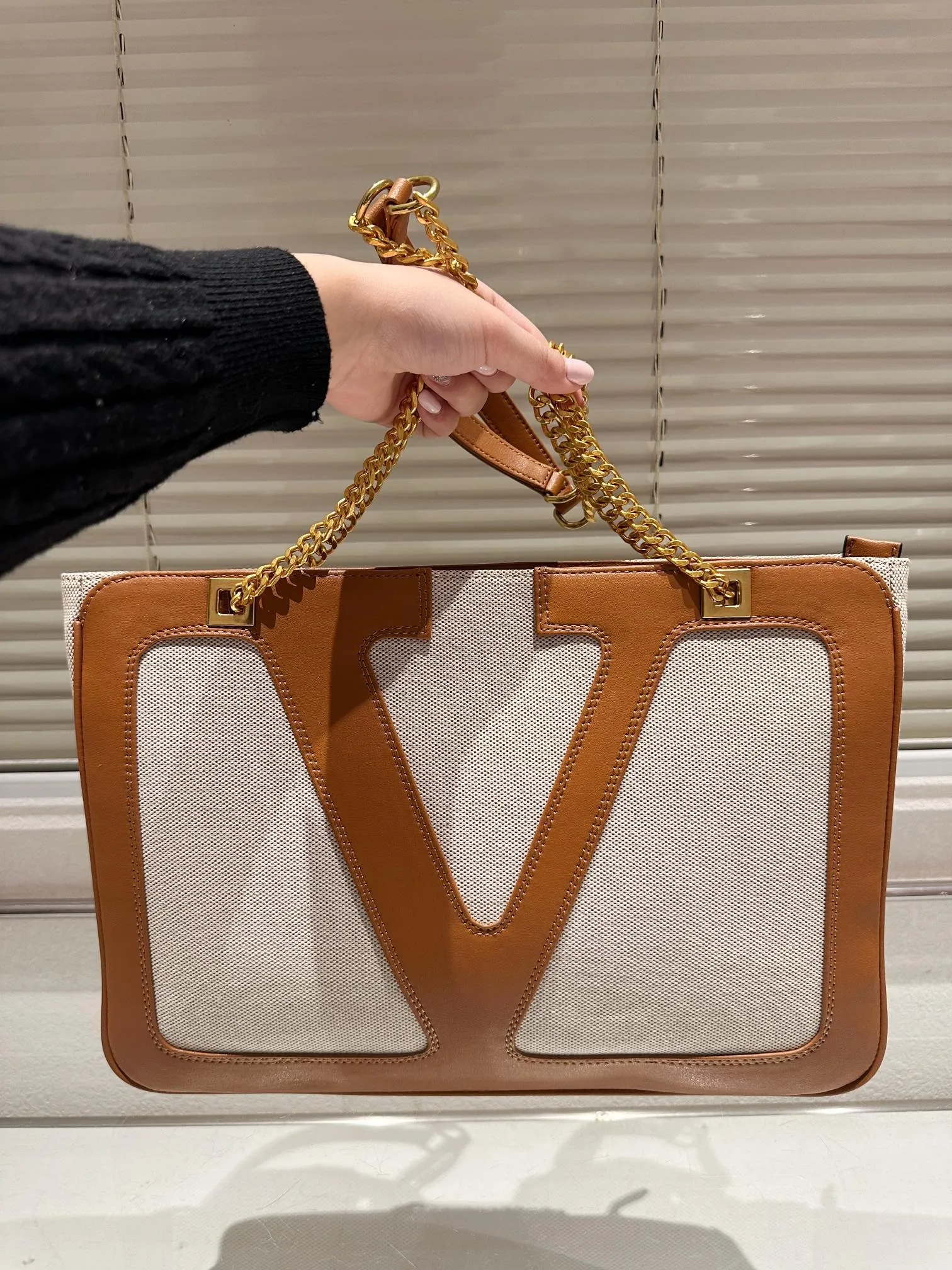 P380 Valentino VALENTINO Women's Tote Bag Valentino Letter Bag Letter bag from Valentino. The new season has just arrived. Size 37.26