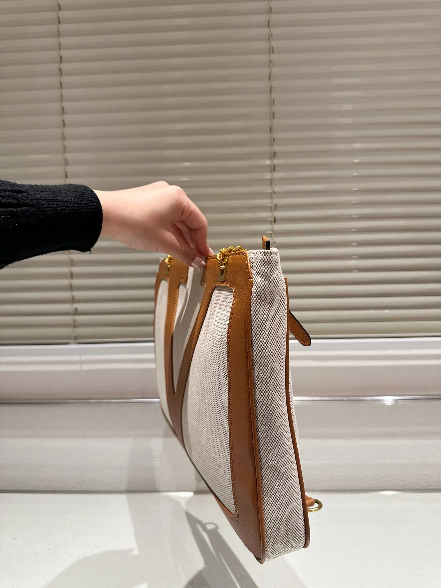 P380 Valentino VALENTINO Women's Tote Bag Valentino Letter Bag Letter bag from Valentino. The new season has just arrived. Size 37.26