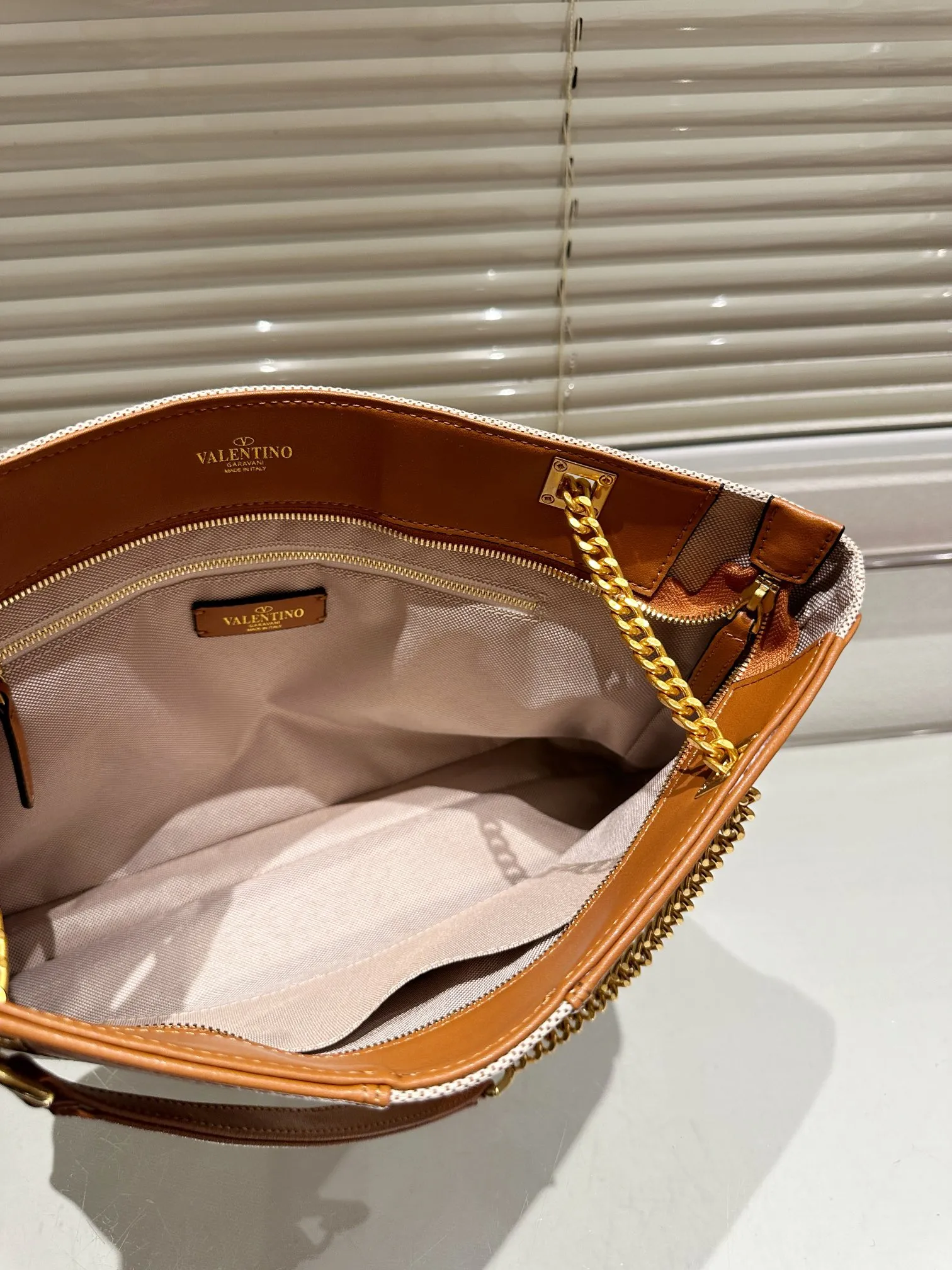 P380 Valentino VALENTINO Women's Tote Bag Valentino Letter Bag Letter bag from Valentino. The new season has just arrived. Size 37.26